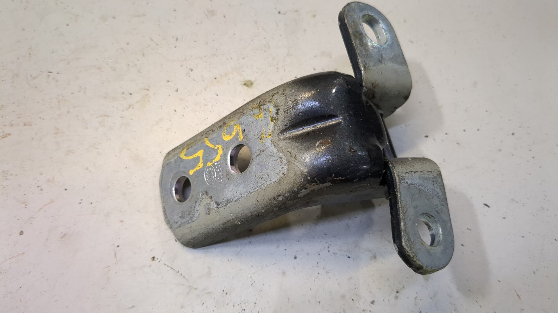 Петля двери