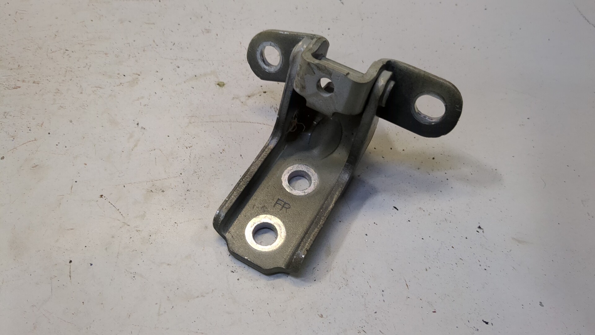 Петля двери