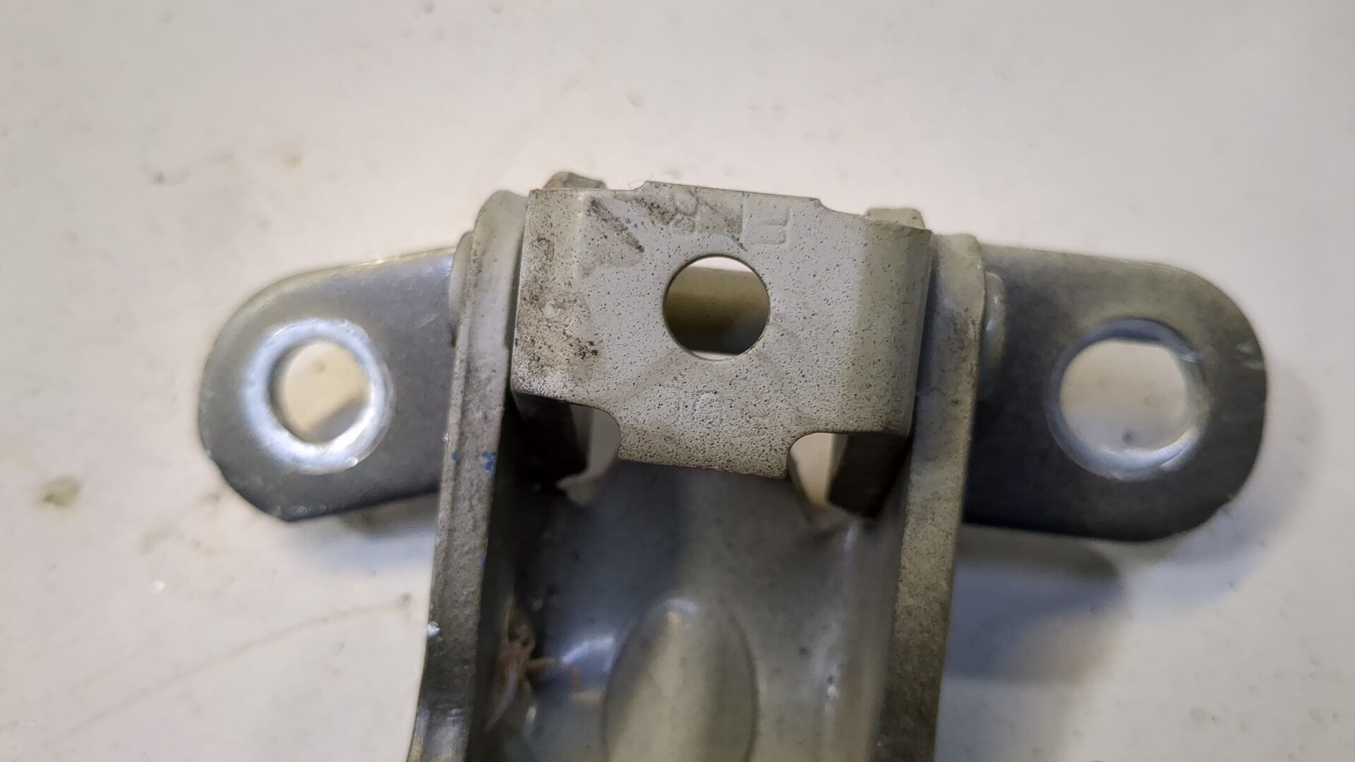 Петля двери