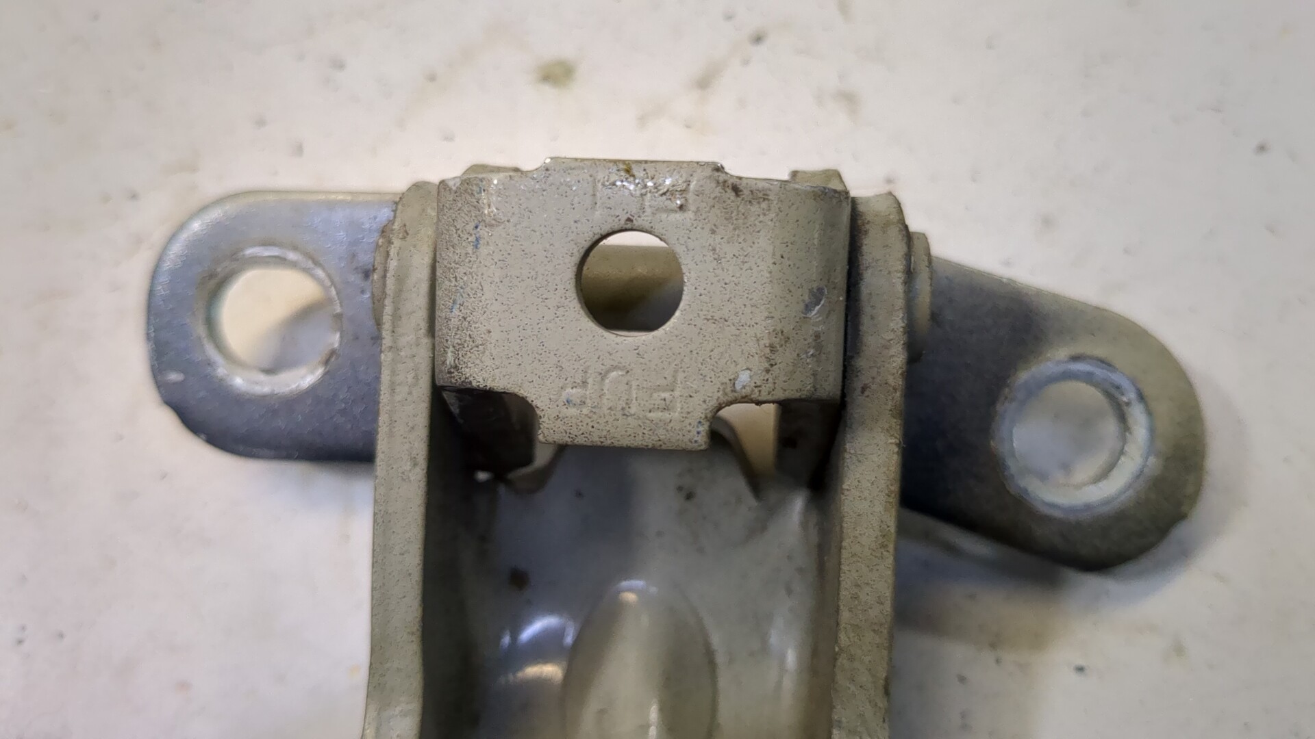 Петля двери