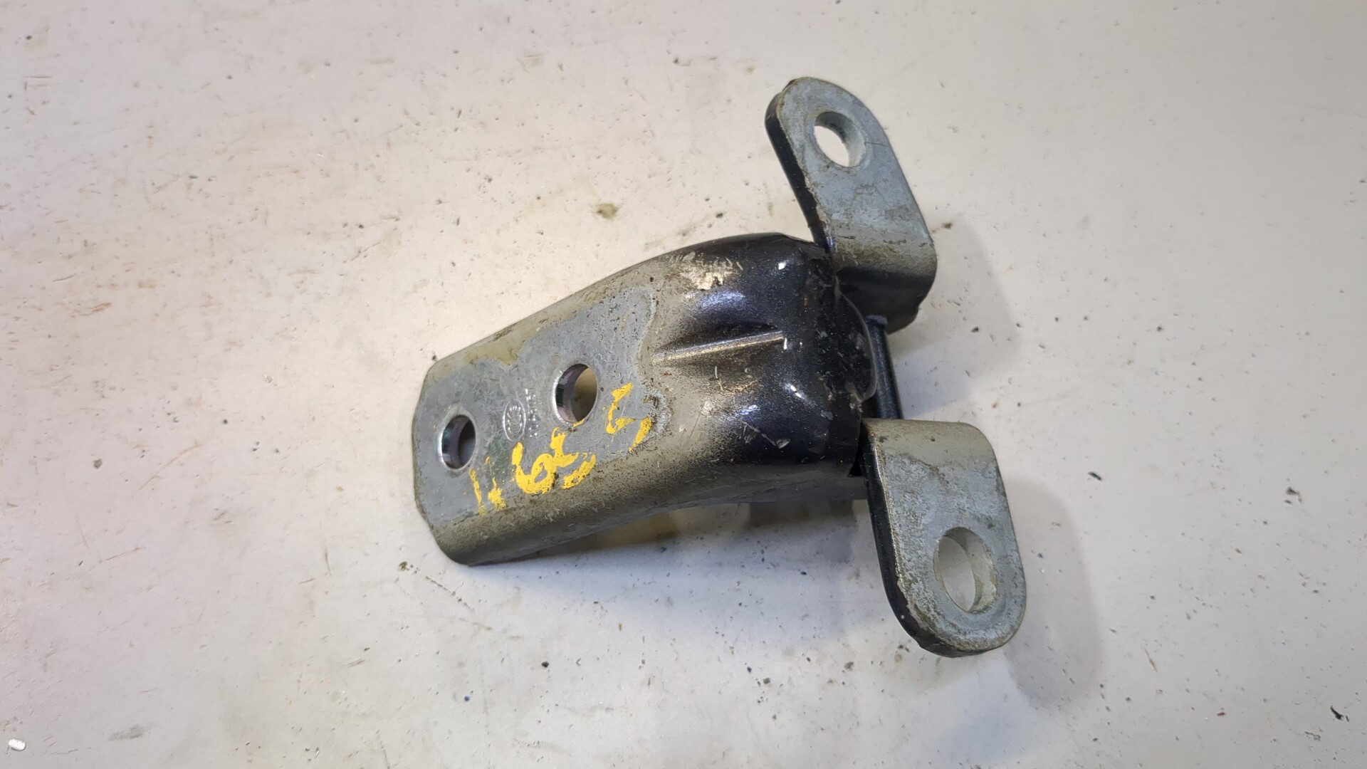 Петля двери