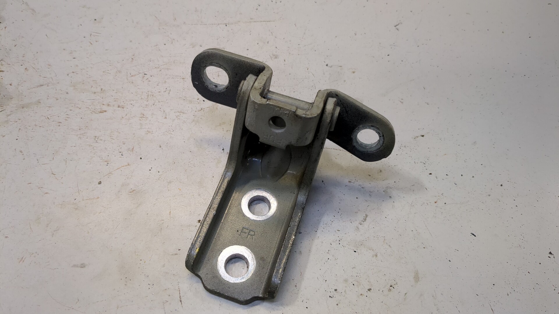 Петля двери