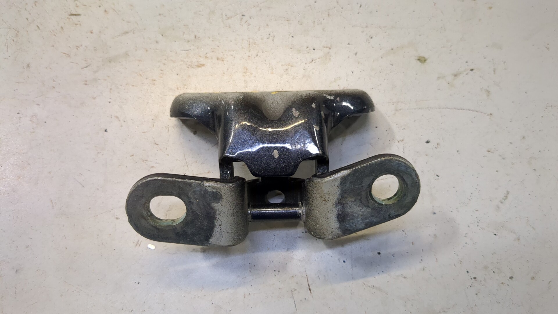 Петля двери