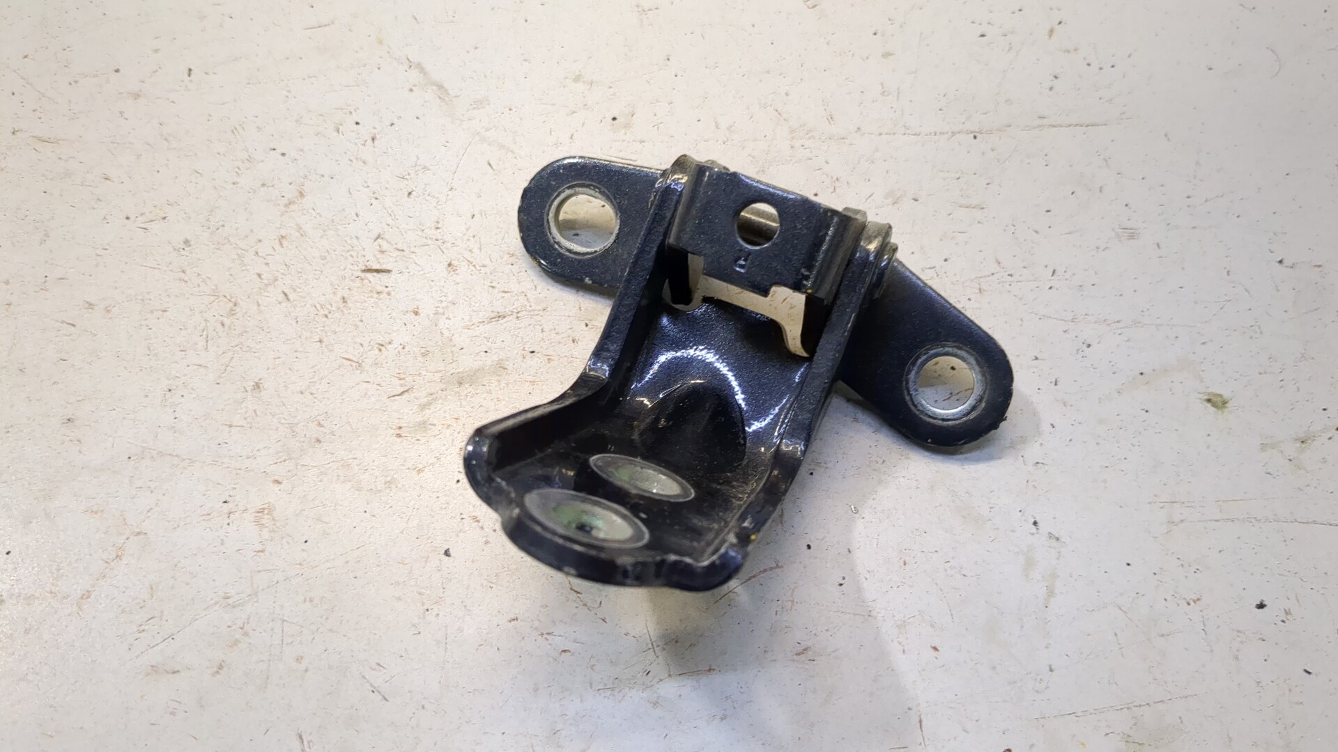 Петля двери