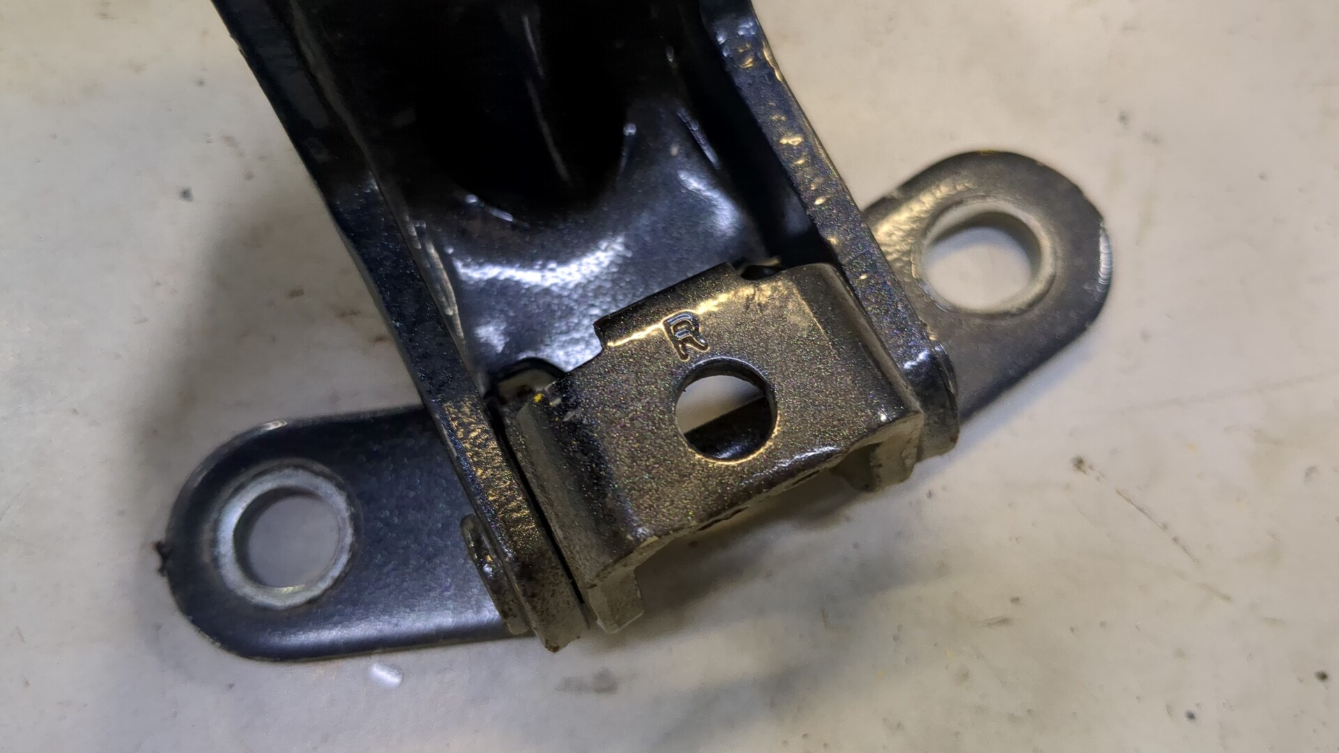 Петля двери