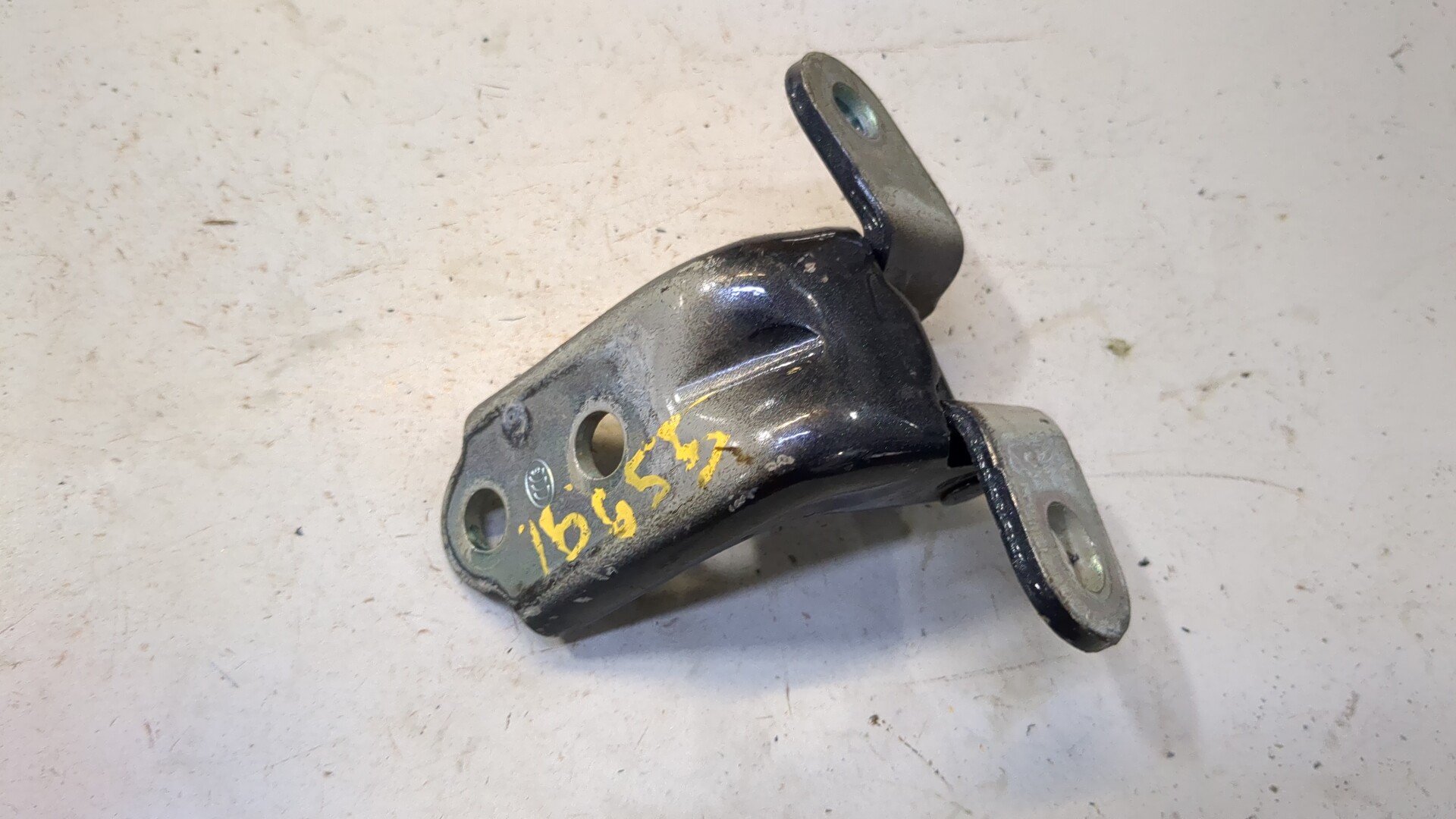 Петля двери