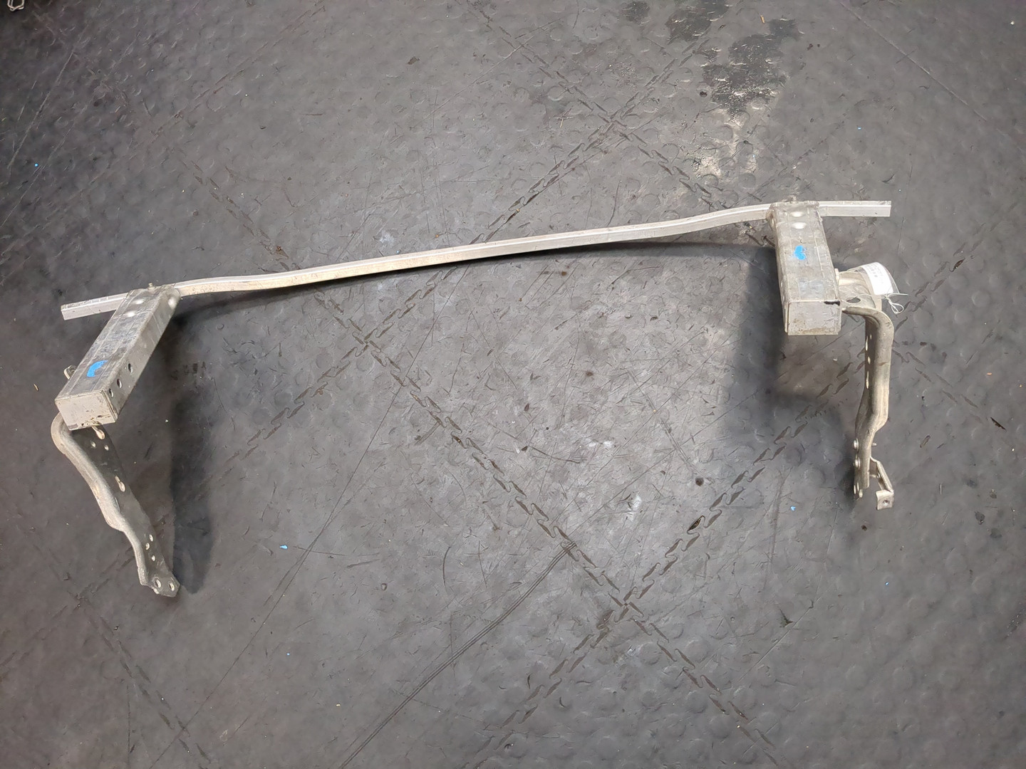 Усилитель переднего бампера