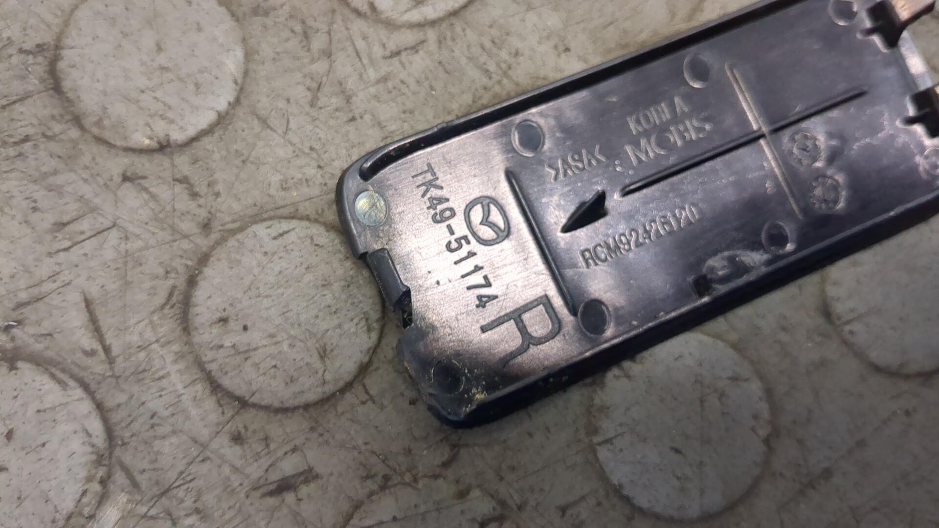 Заглушка бампера правая