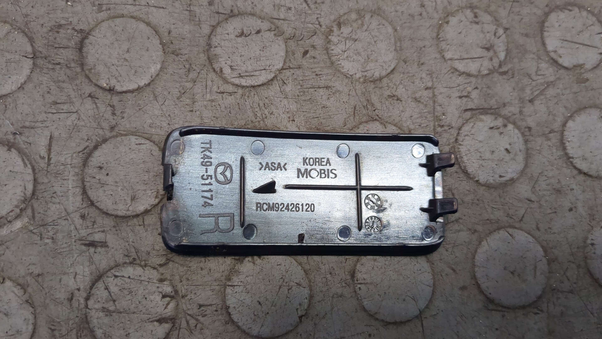 Заглушка бампера правая