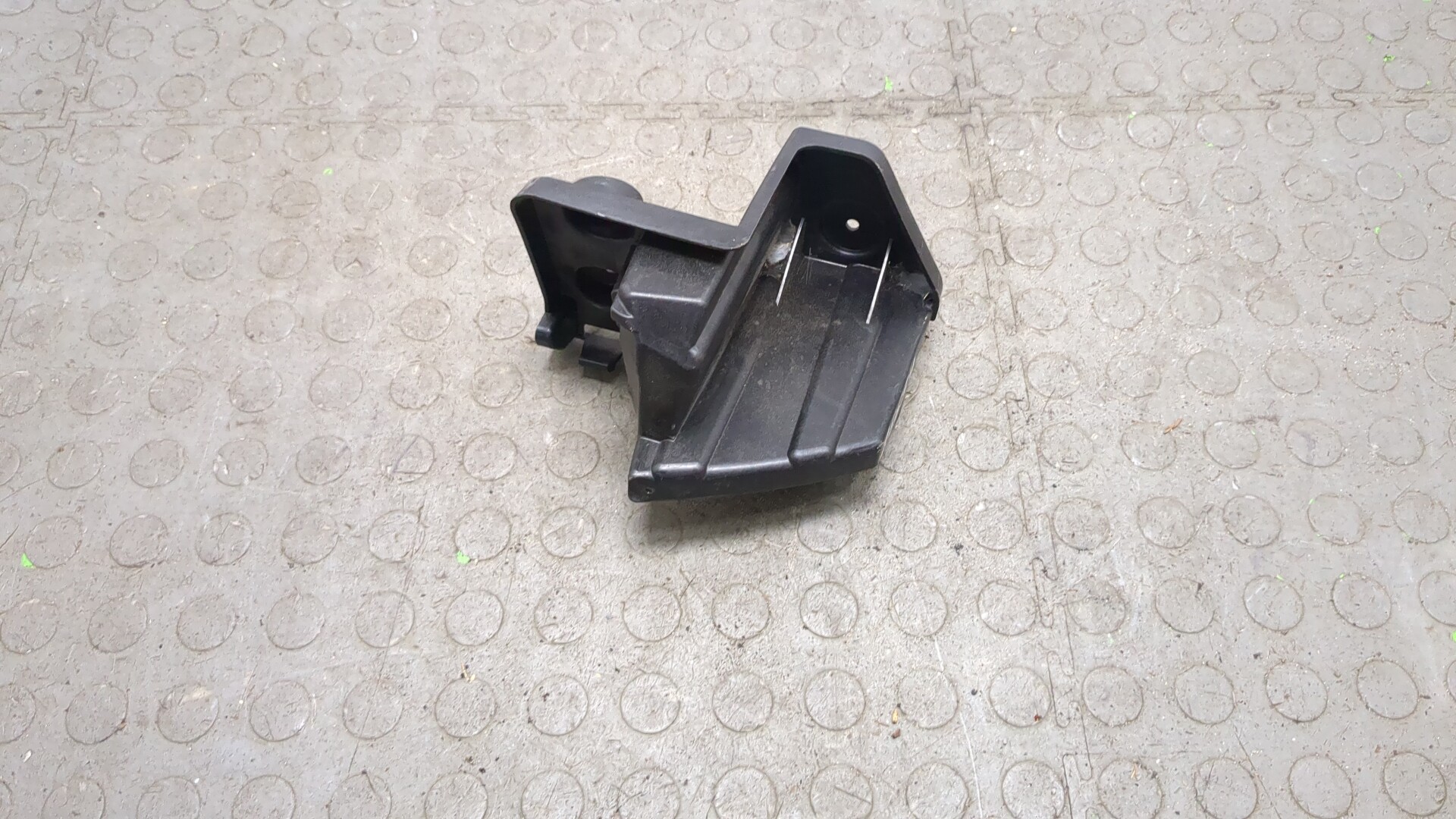 Кронштейн заднего бампера левый