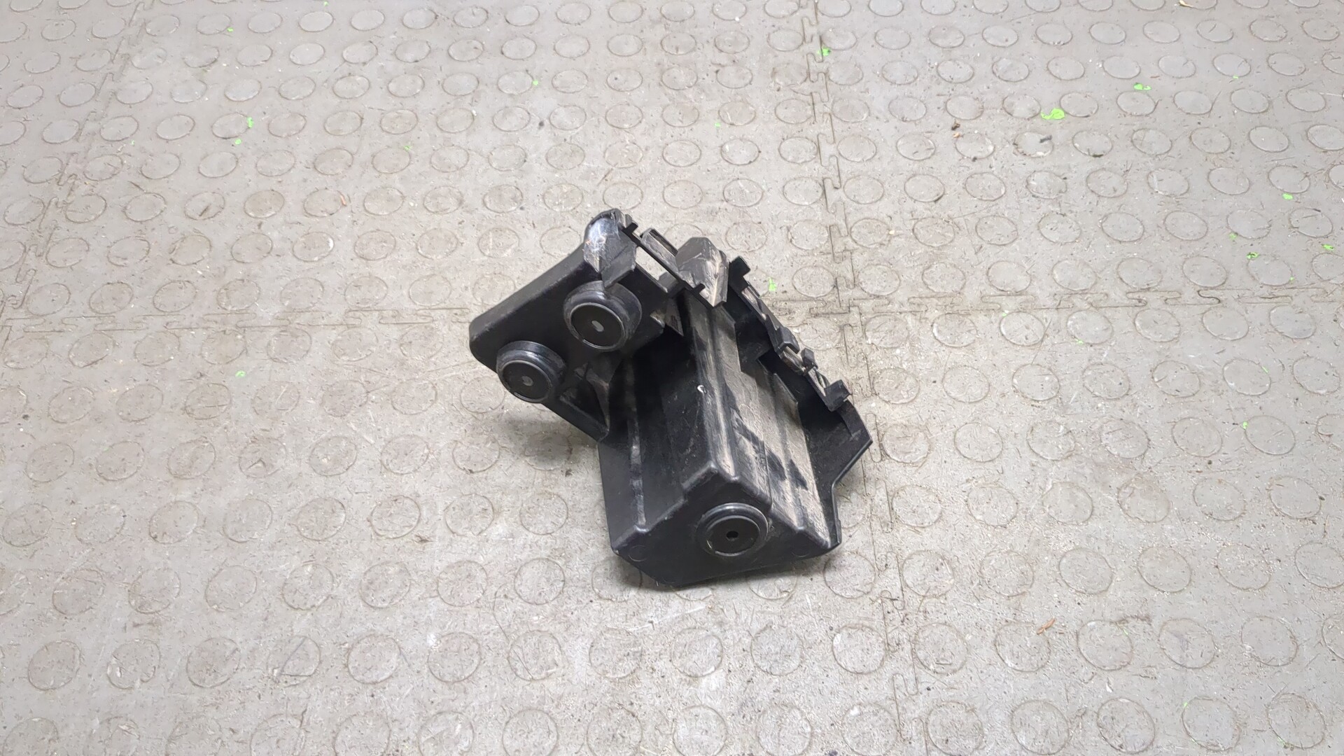 Кронштейн заднего бампера левый