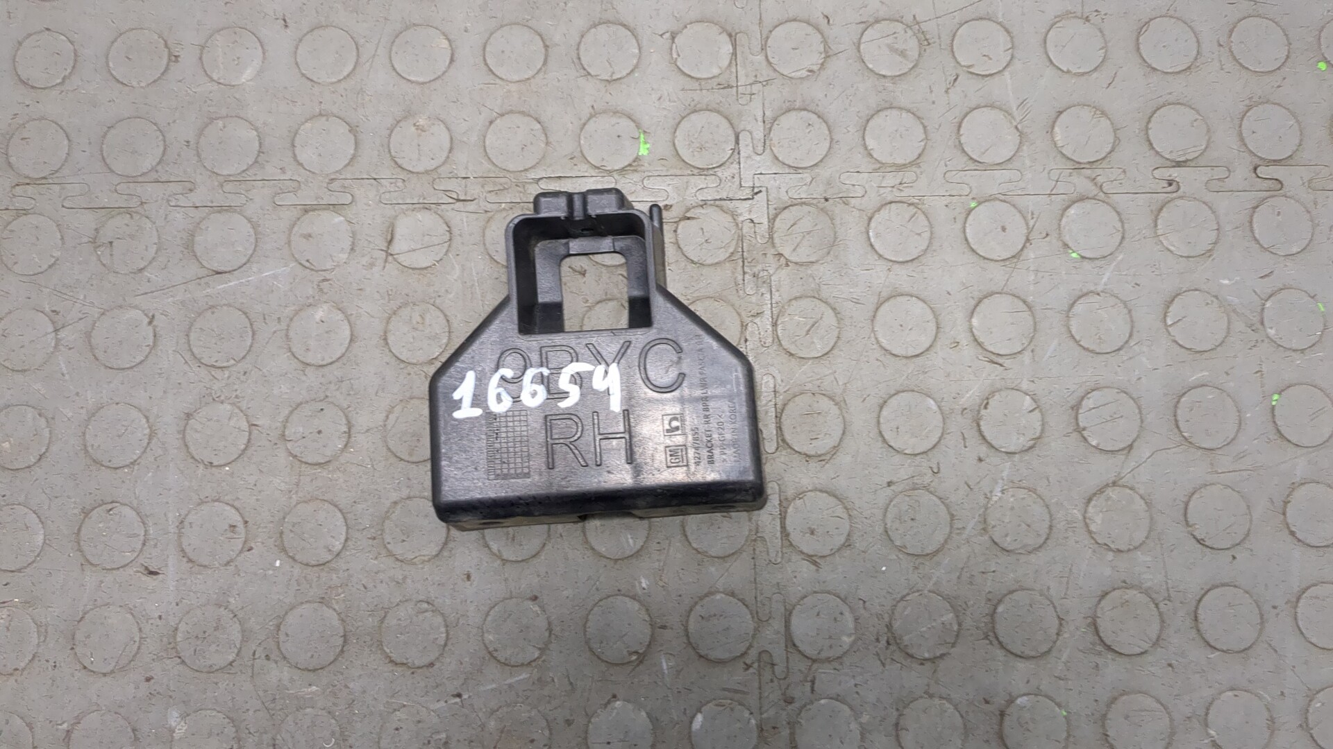 Кронштейн заднего бампера правый