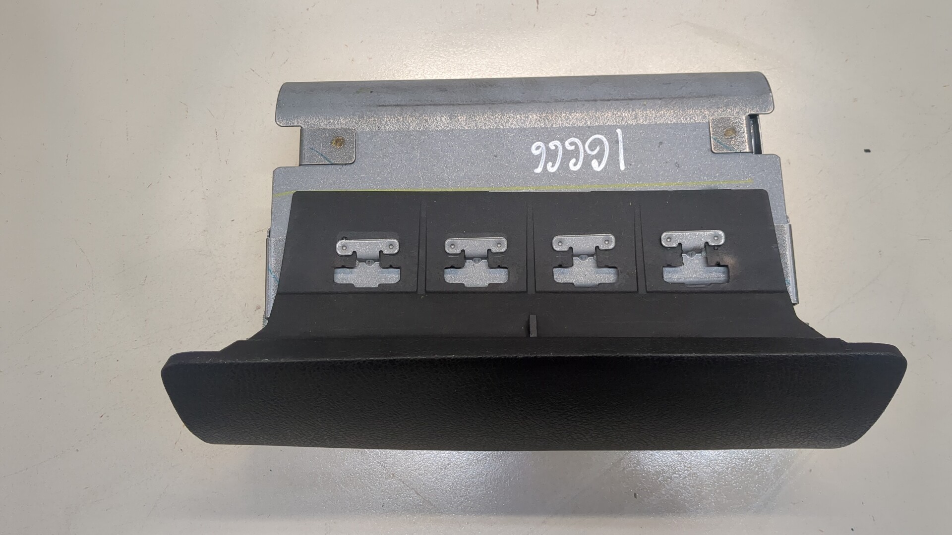 Подушка безопасности пассажирская (в торпедо)