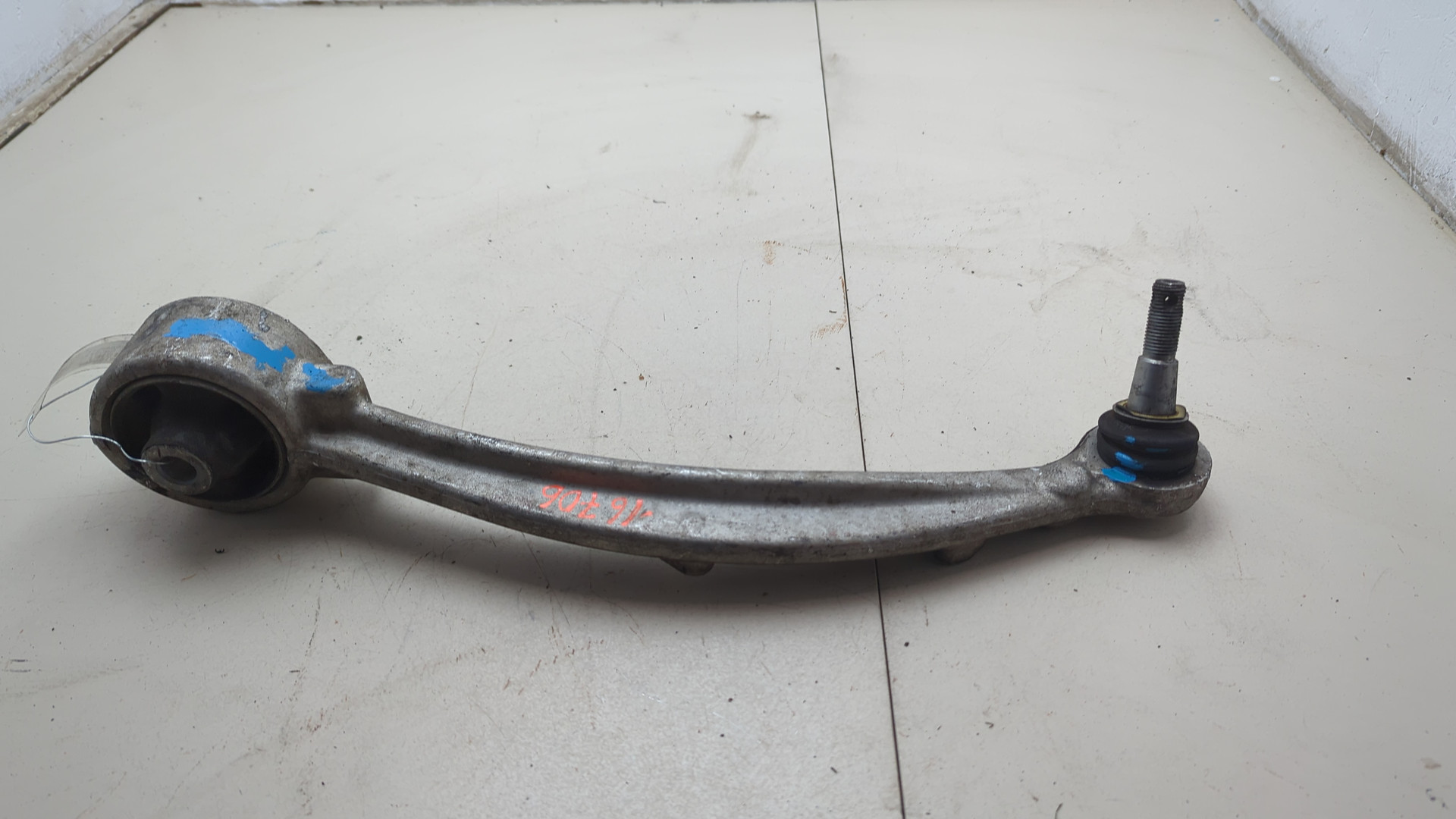 Рычаг передний левый