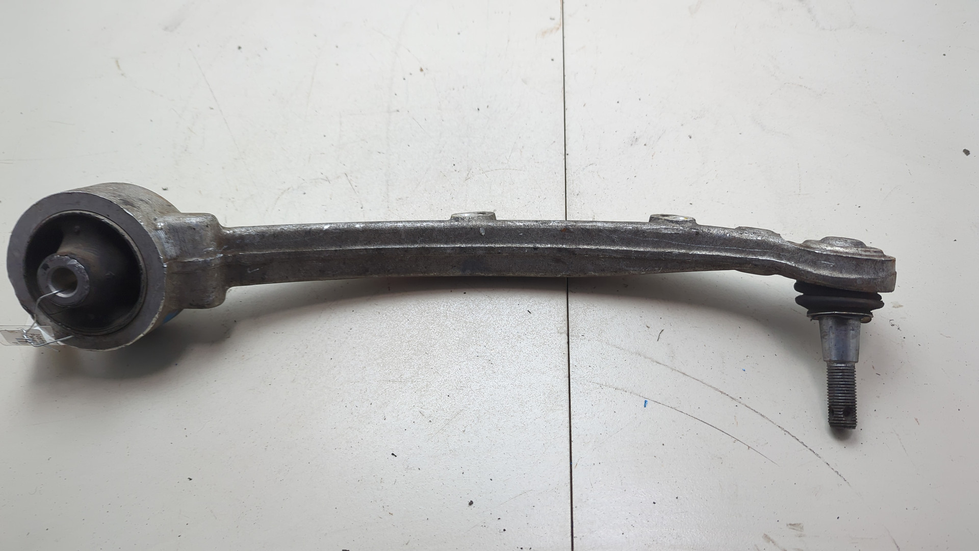 Рычаг передний левый