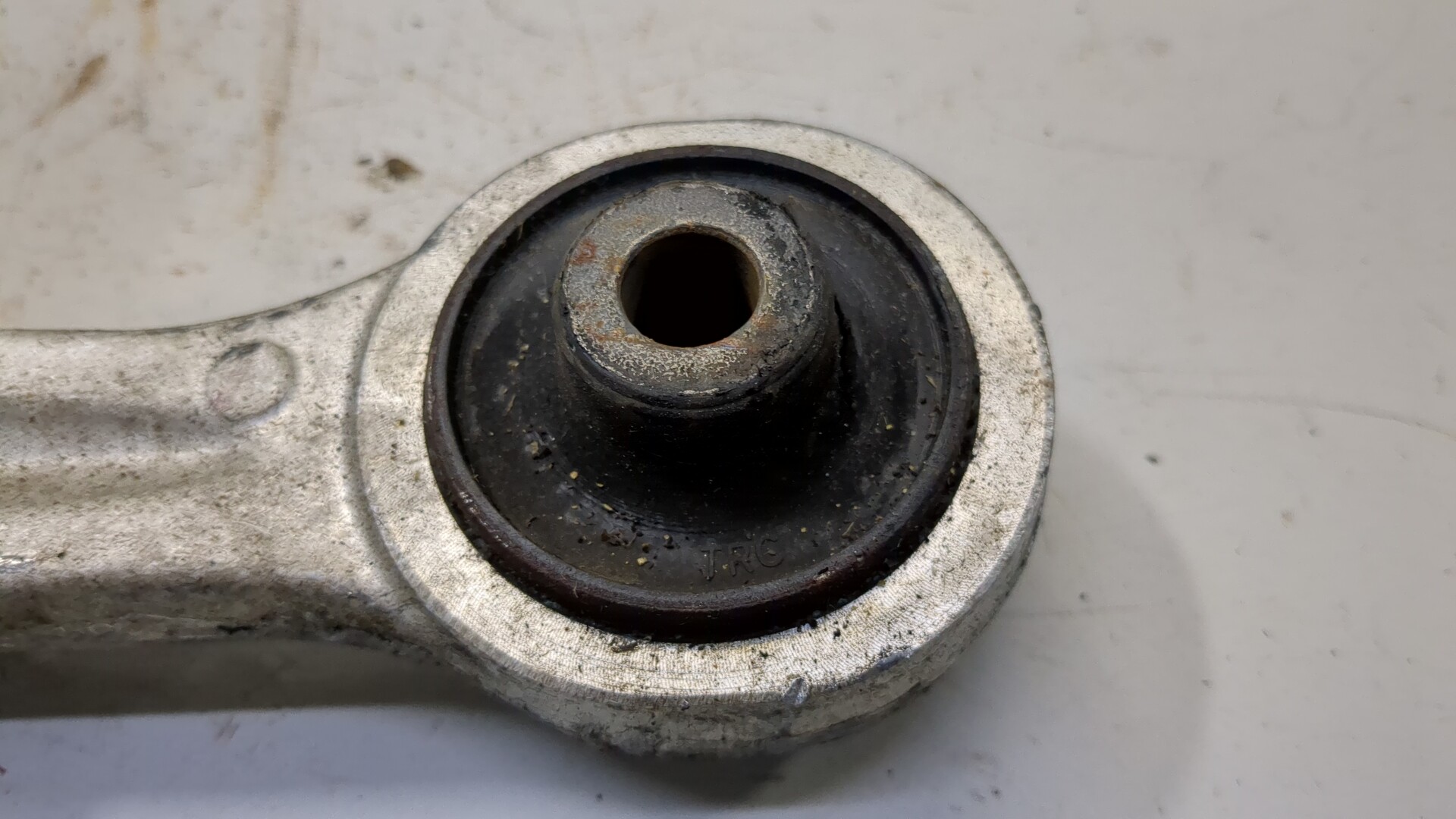 Рычаг передний левый