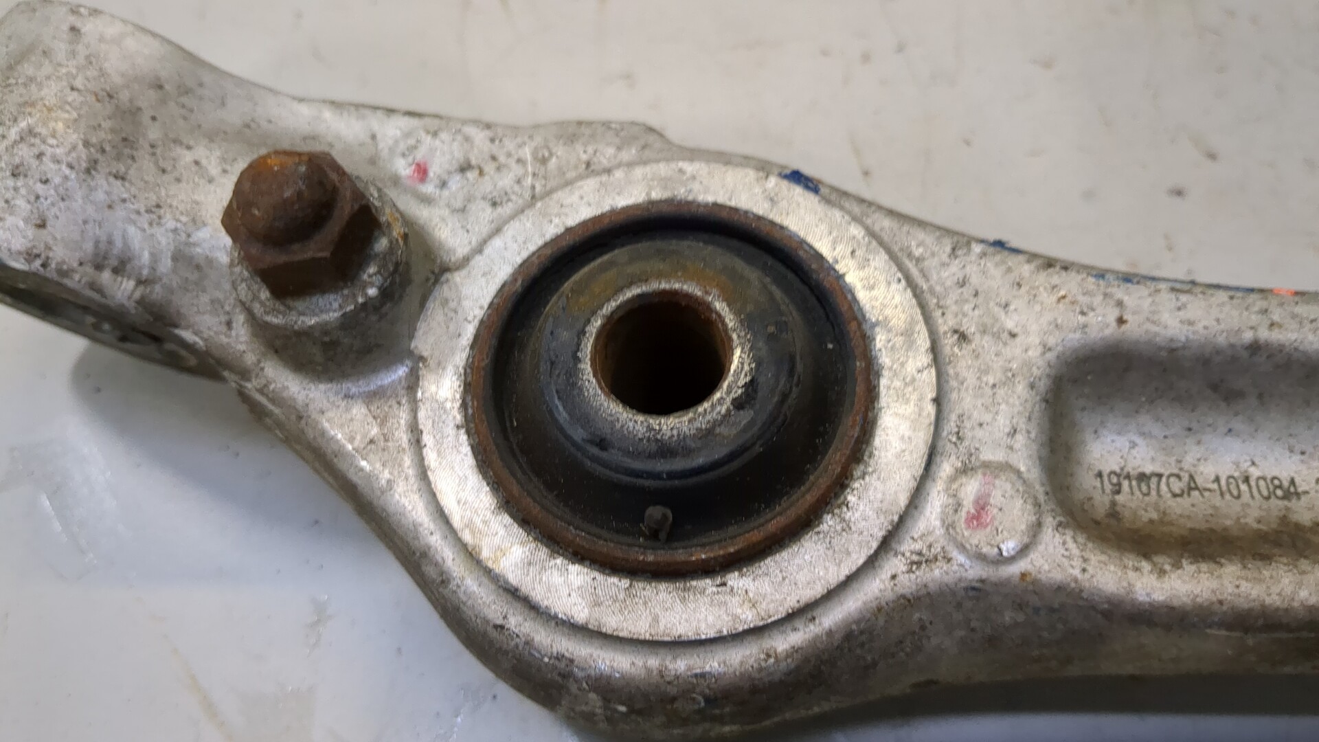 Рычаг передний левый