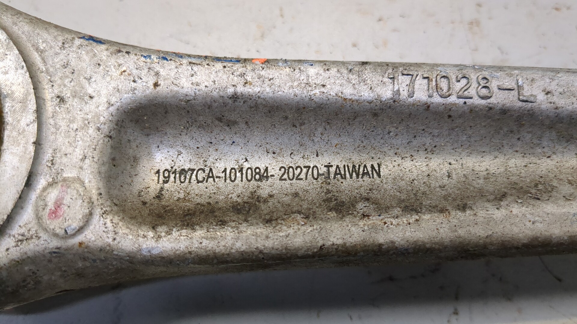 Рычаг передний левый