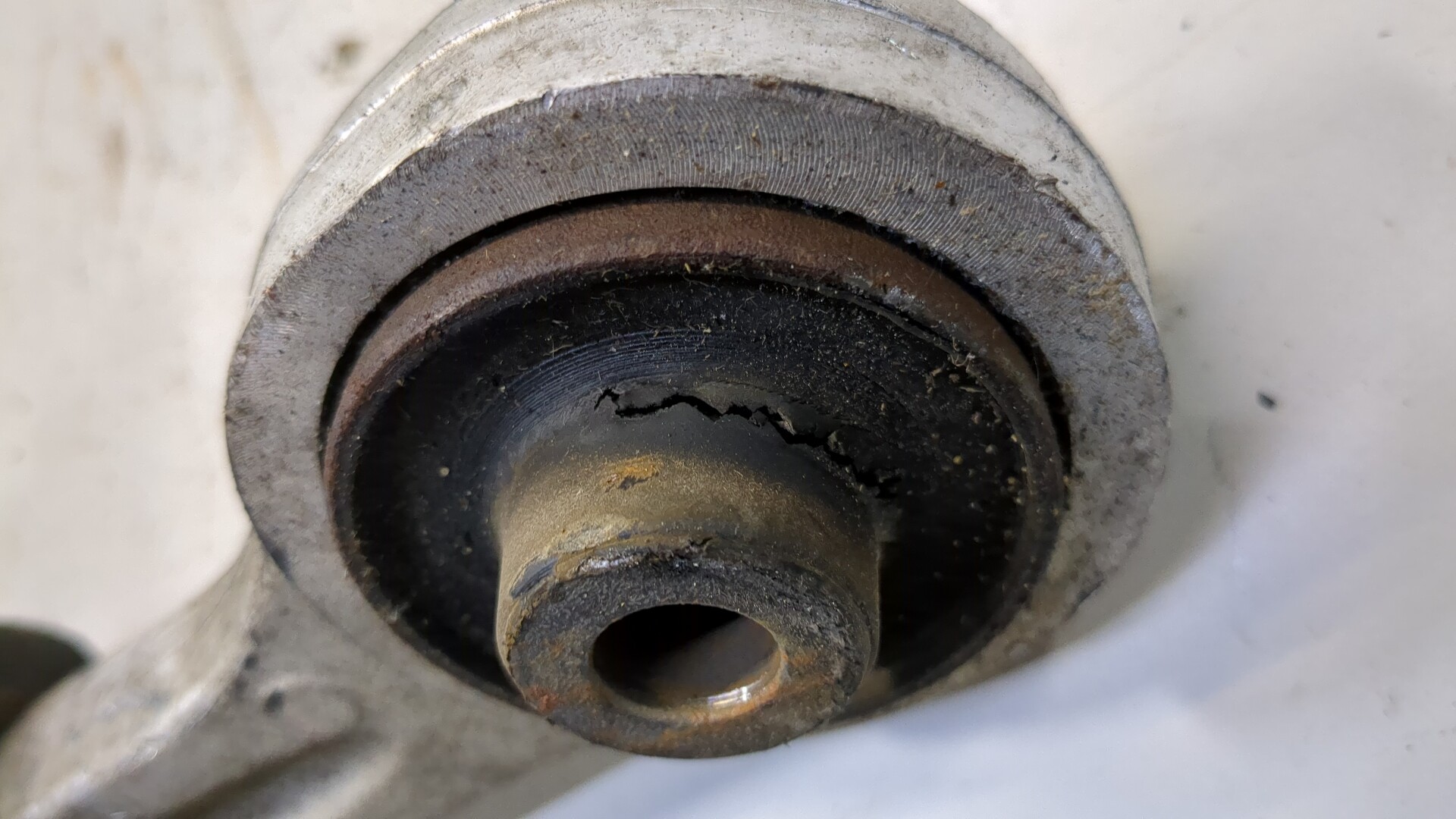 Рычаг передний левый