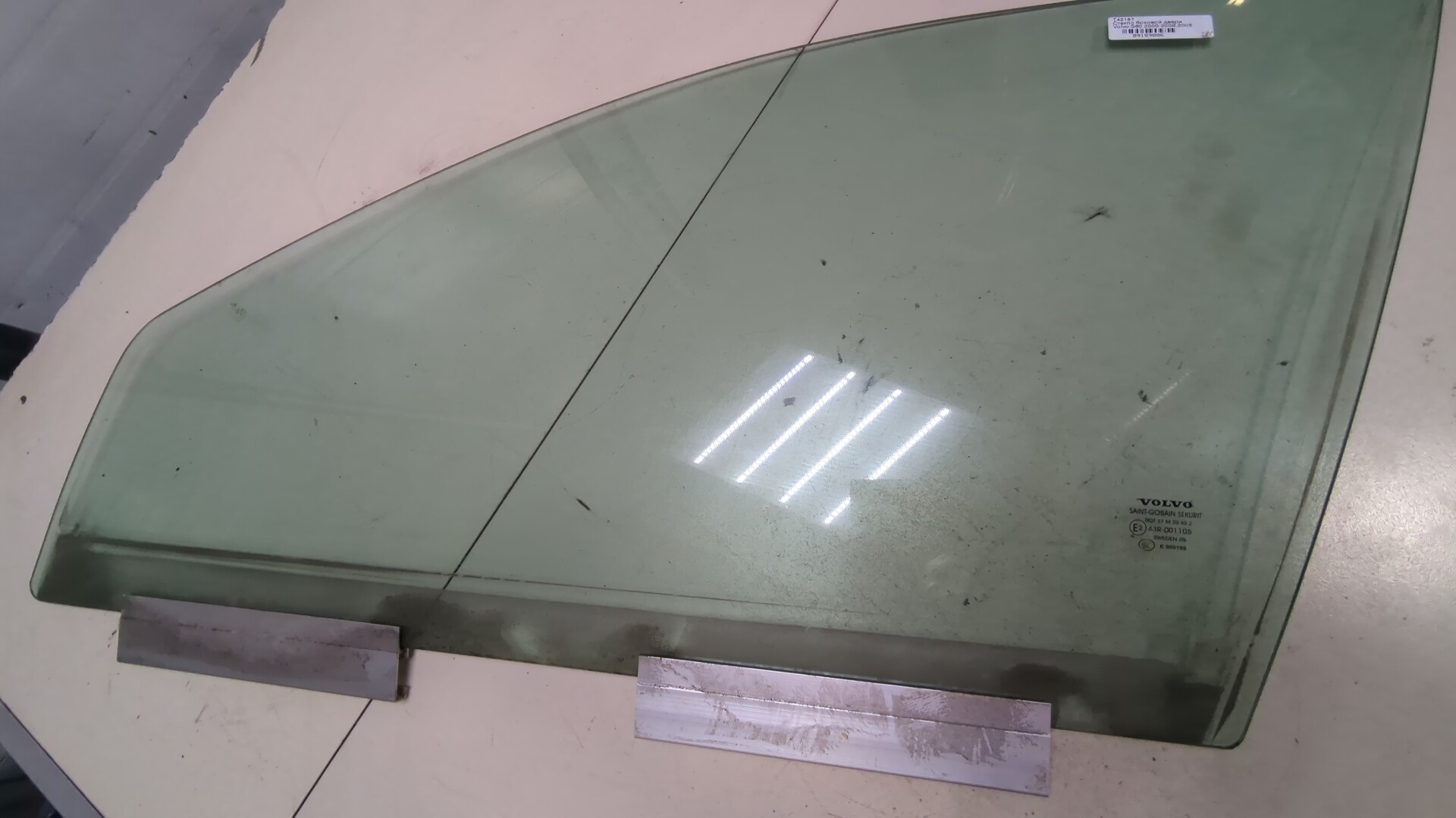 Стекло двери передней левой