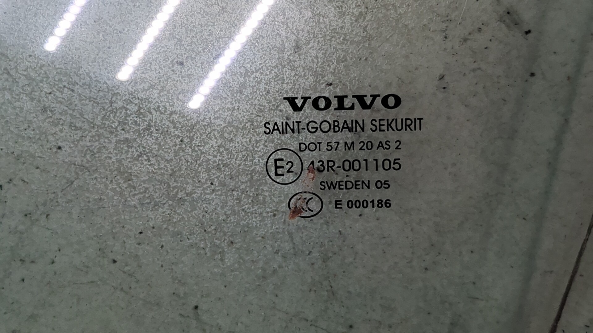 Стекло двери передней левой