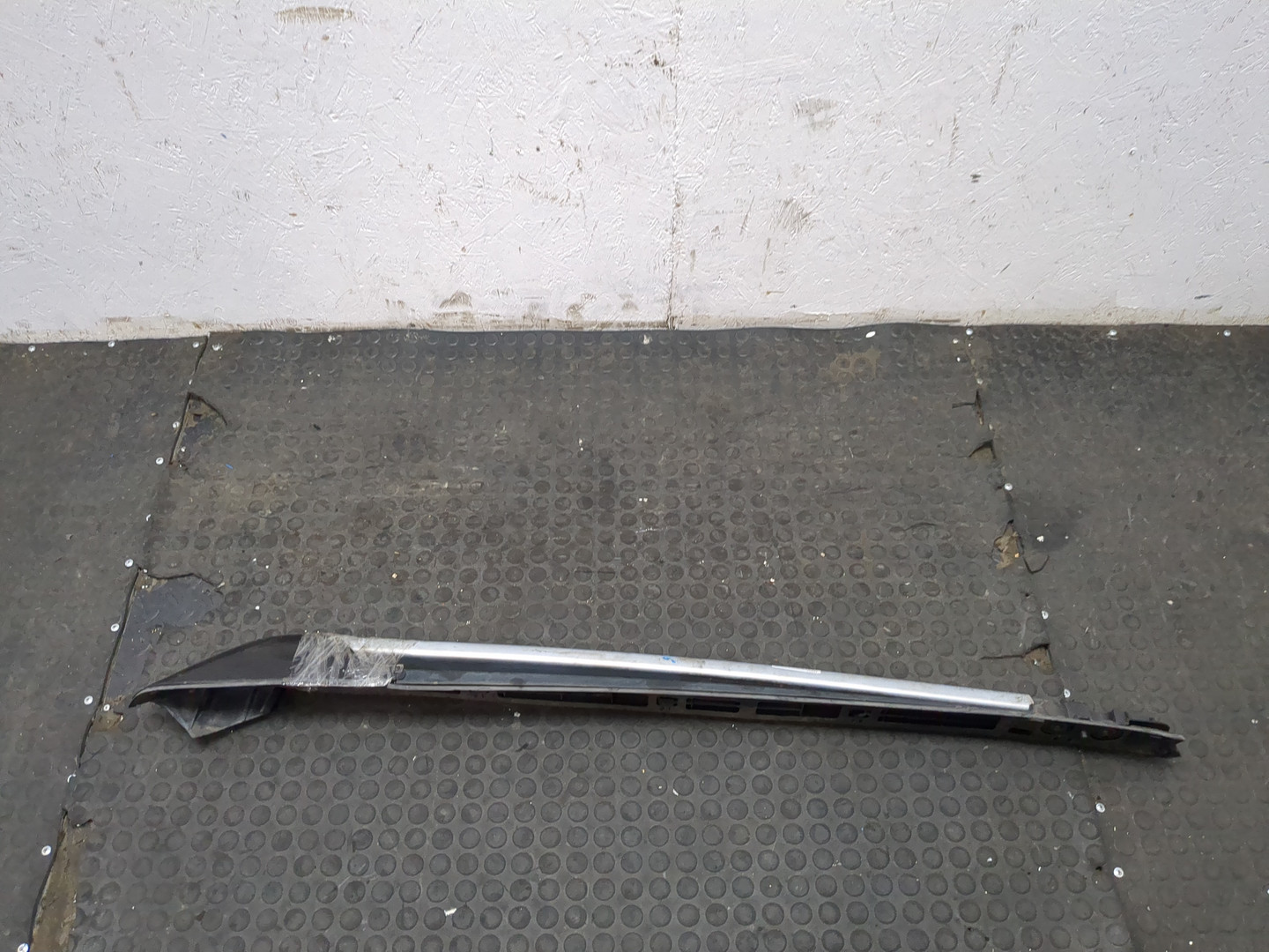 Рейлинг (релинг) правый (планка на крышу)