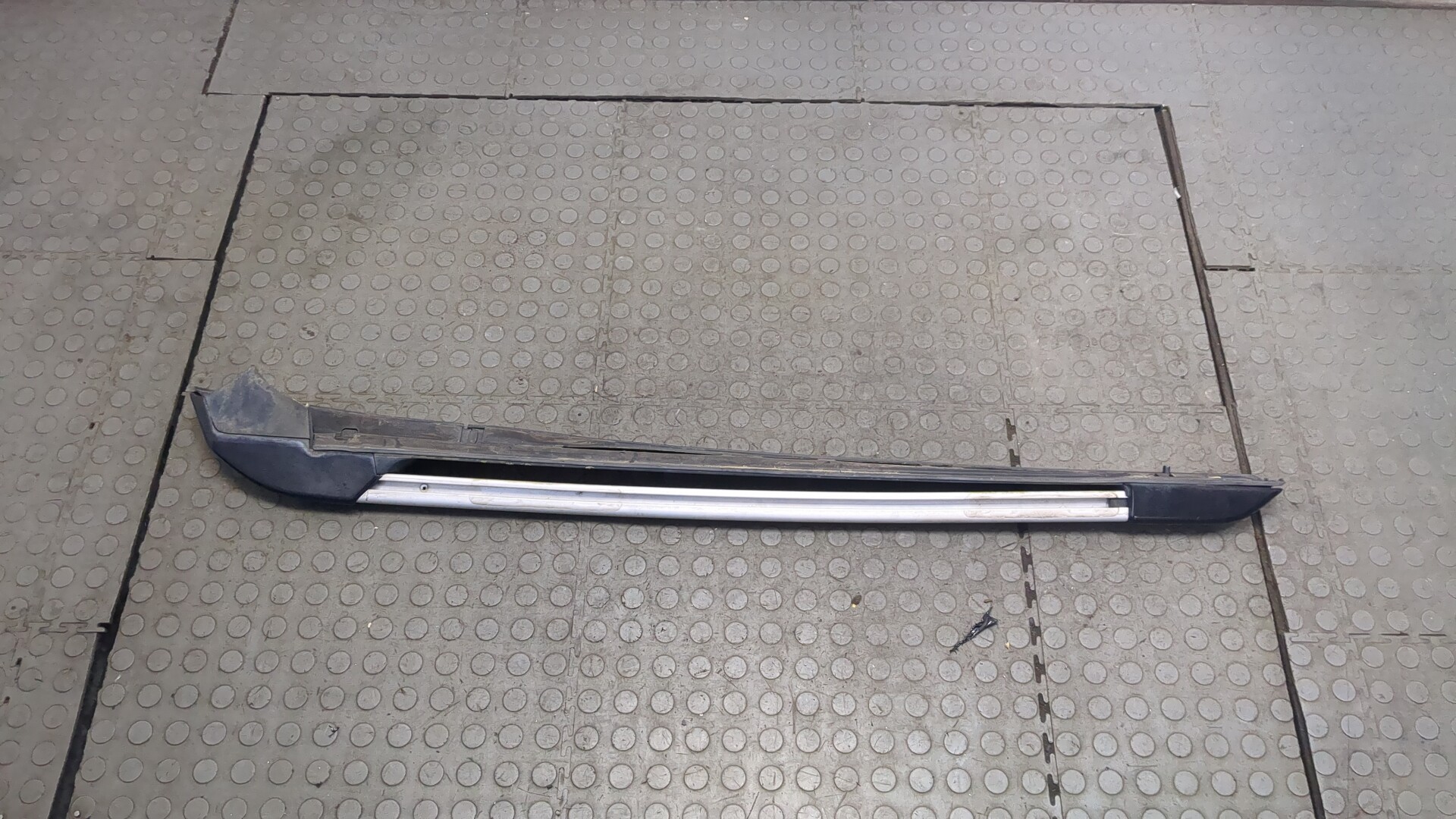 Рейлинг (релинг) правый (планка на крышу)