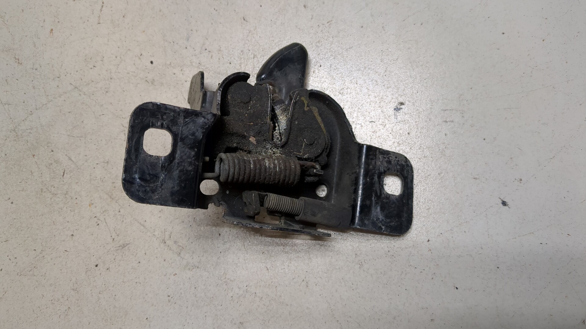 Замок капота