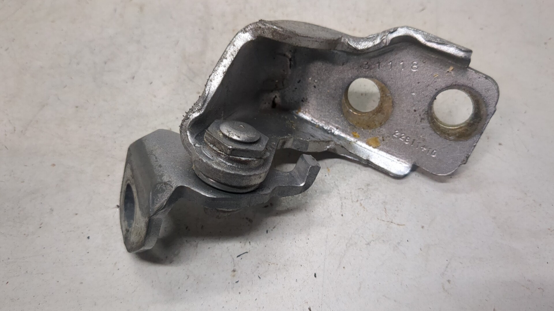 Петля двери