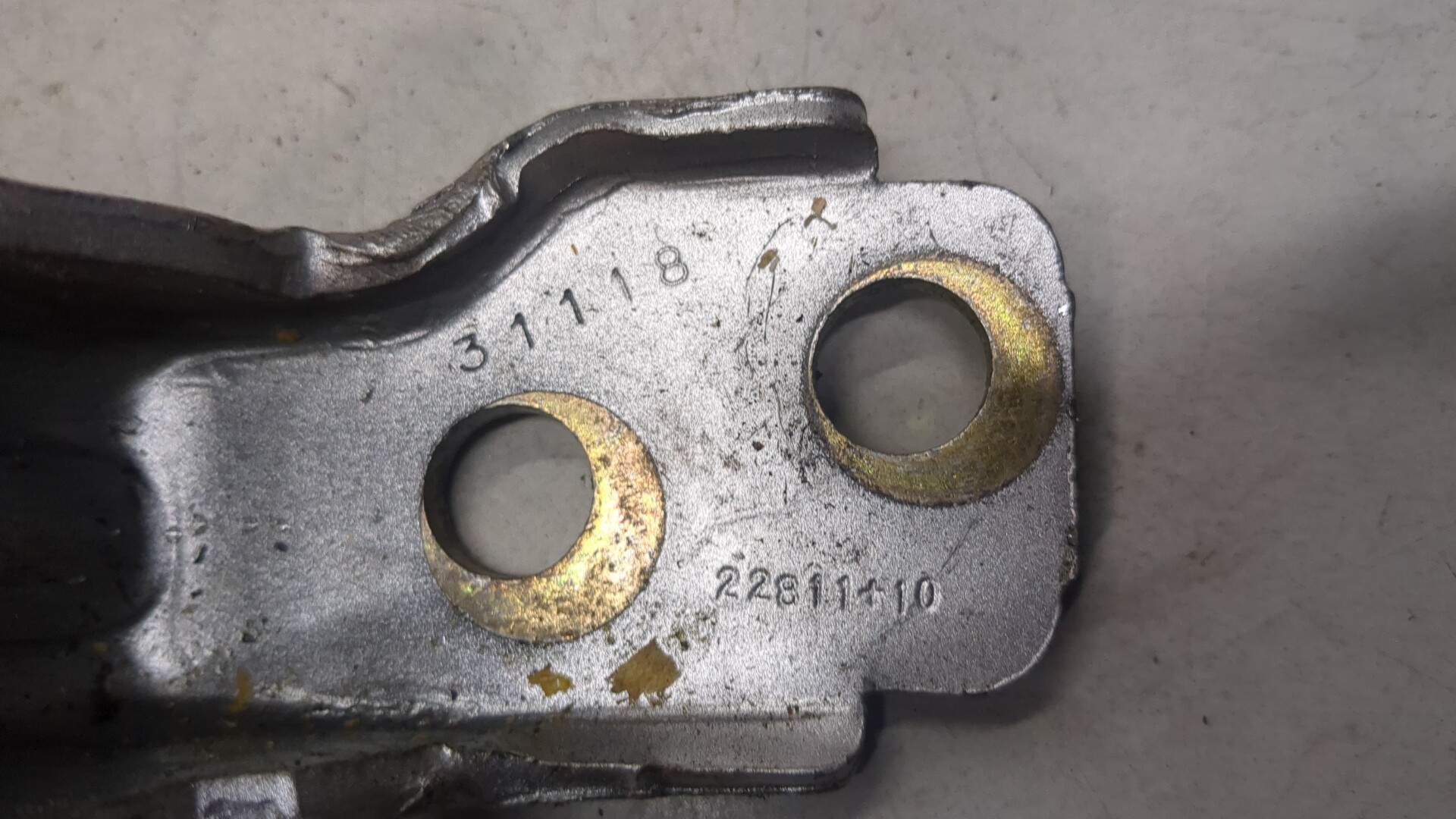 Петля двери