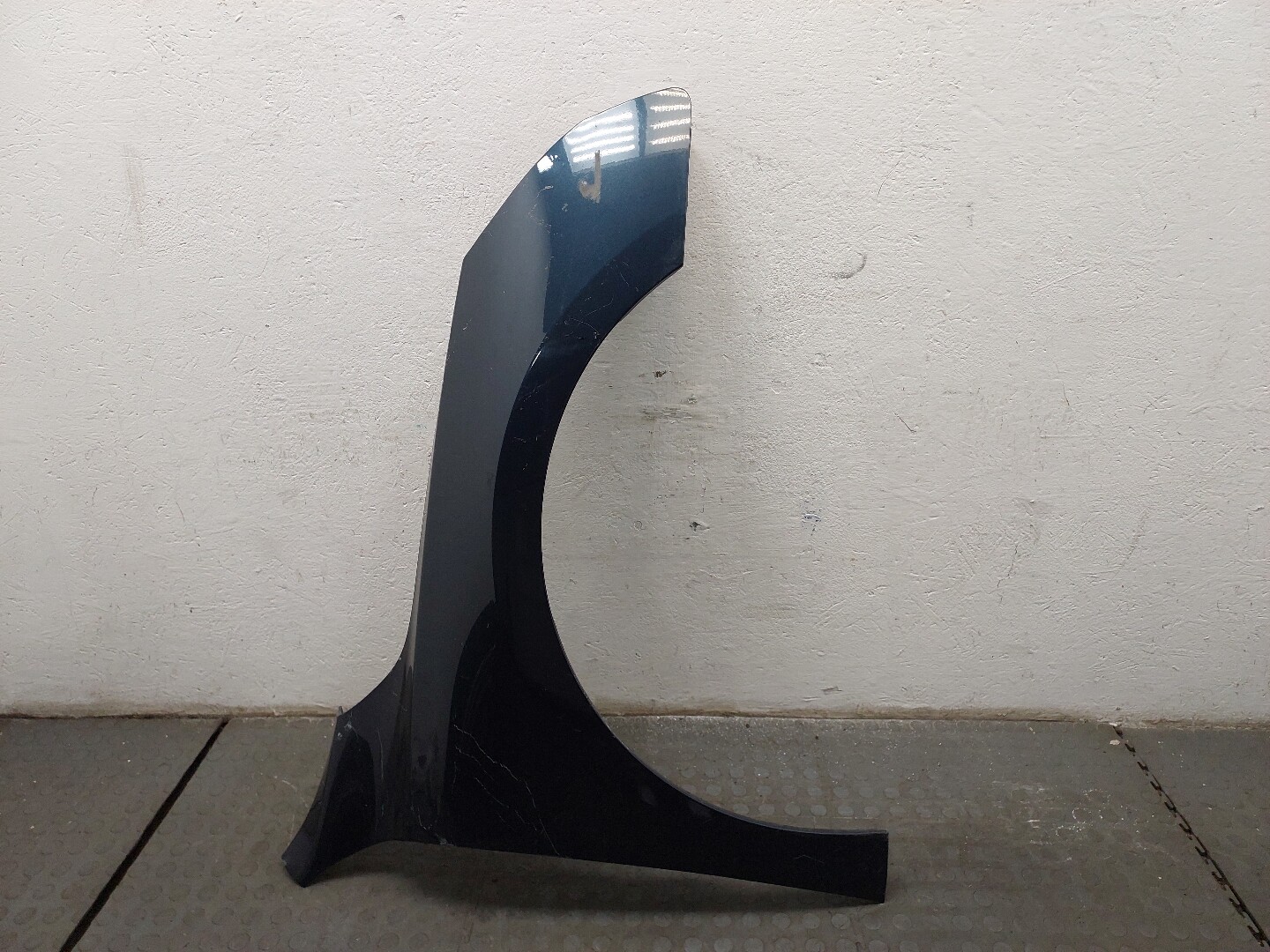 Крыло переднее правое