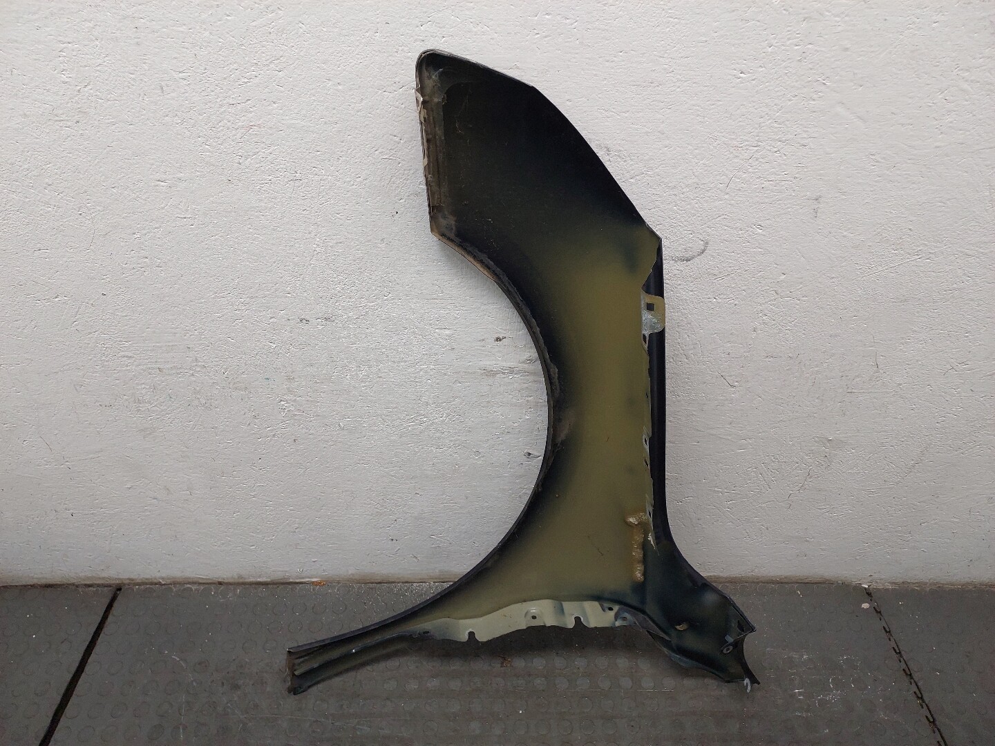 Крыло переднее правое