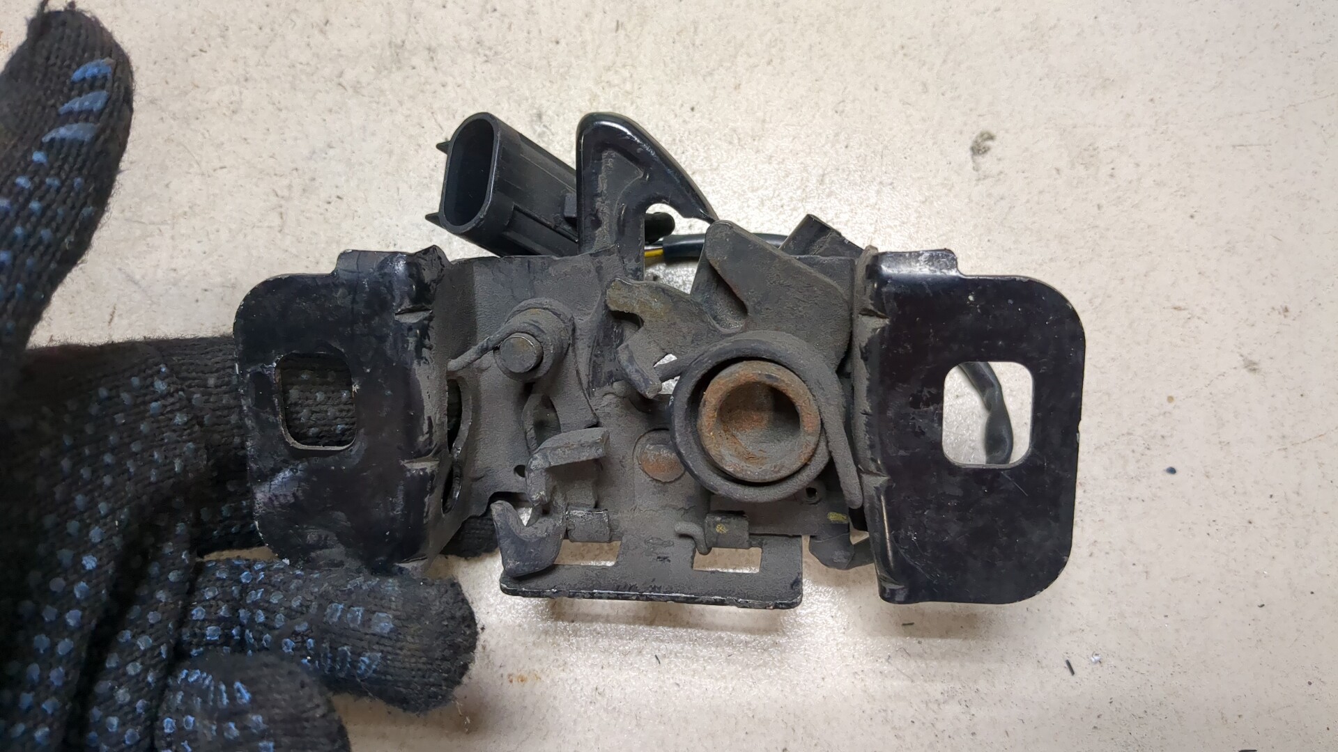 Замок капота для SRX 2009-2016