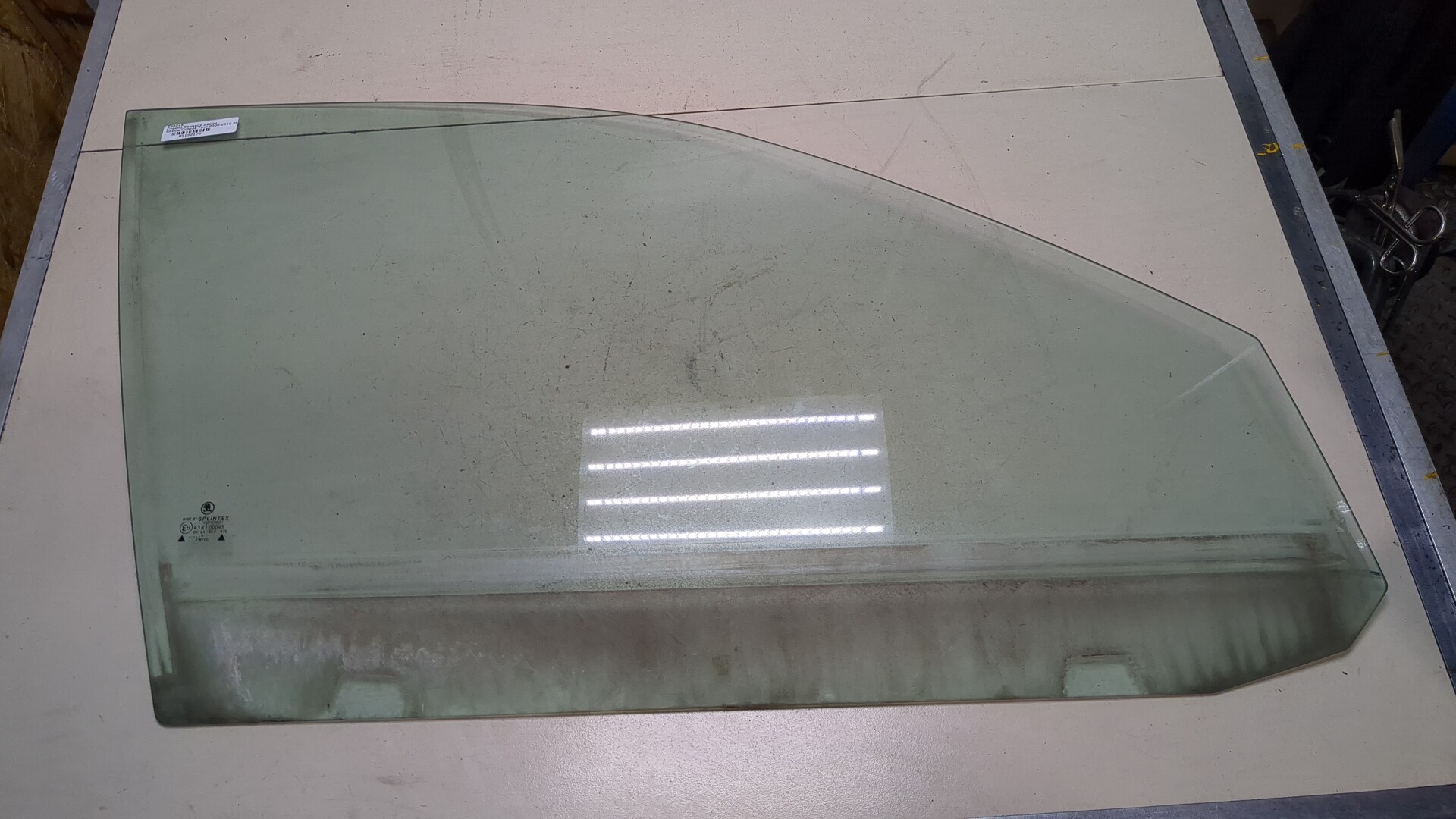 Стекло двери передней правой