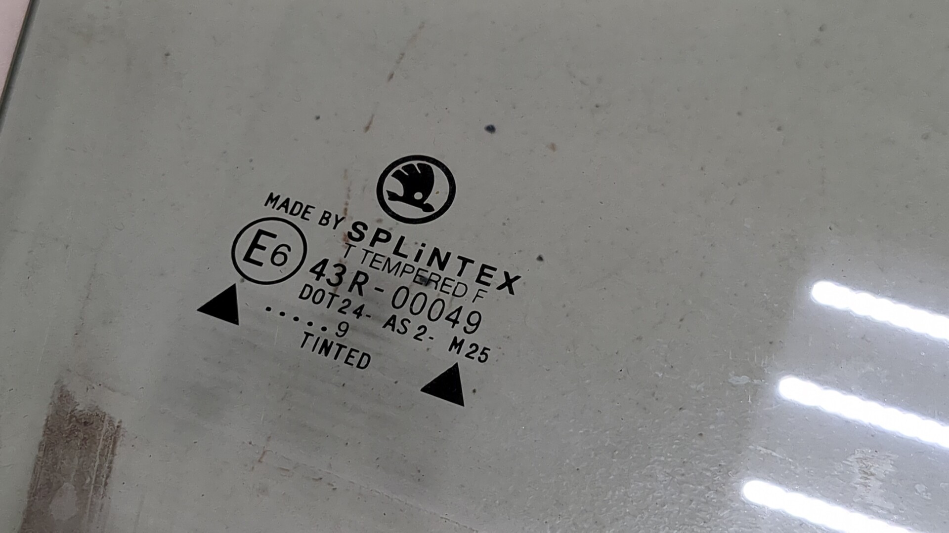 Стекло двери передней правой