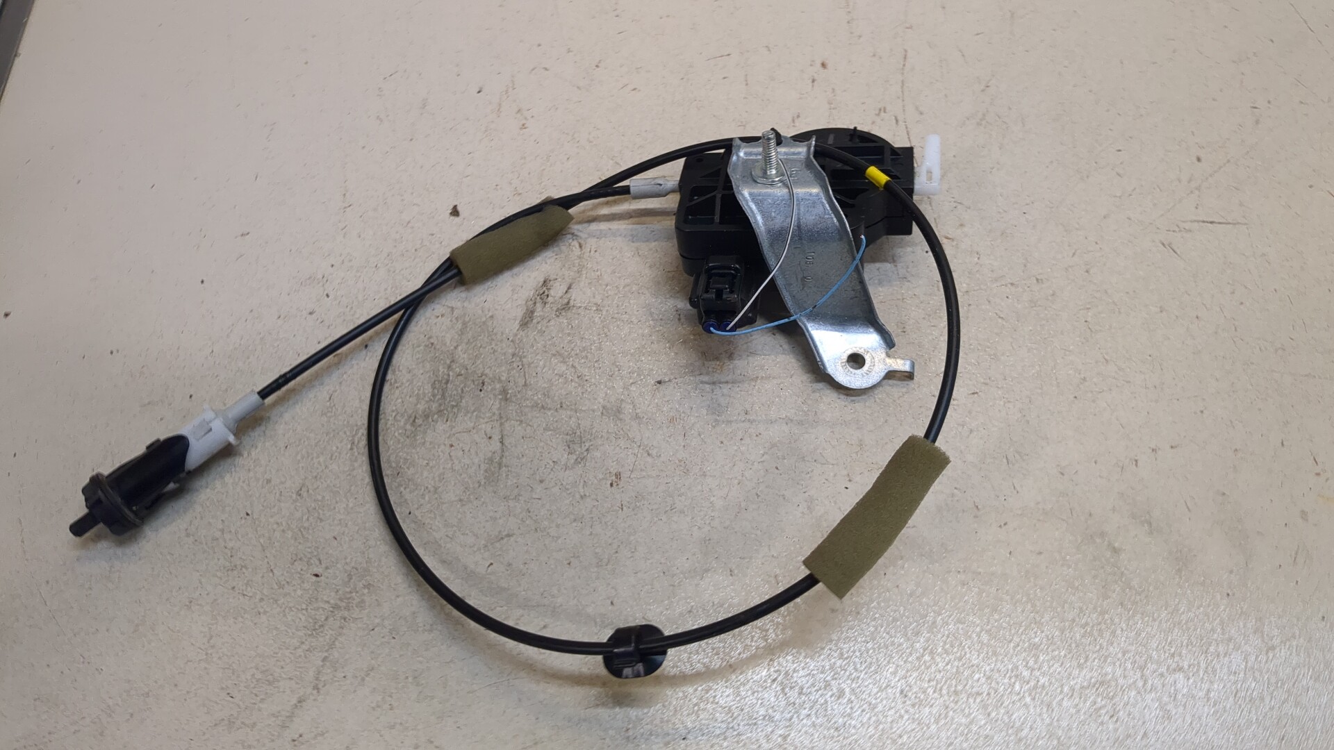 Активатор замка крышки бензобака