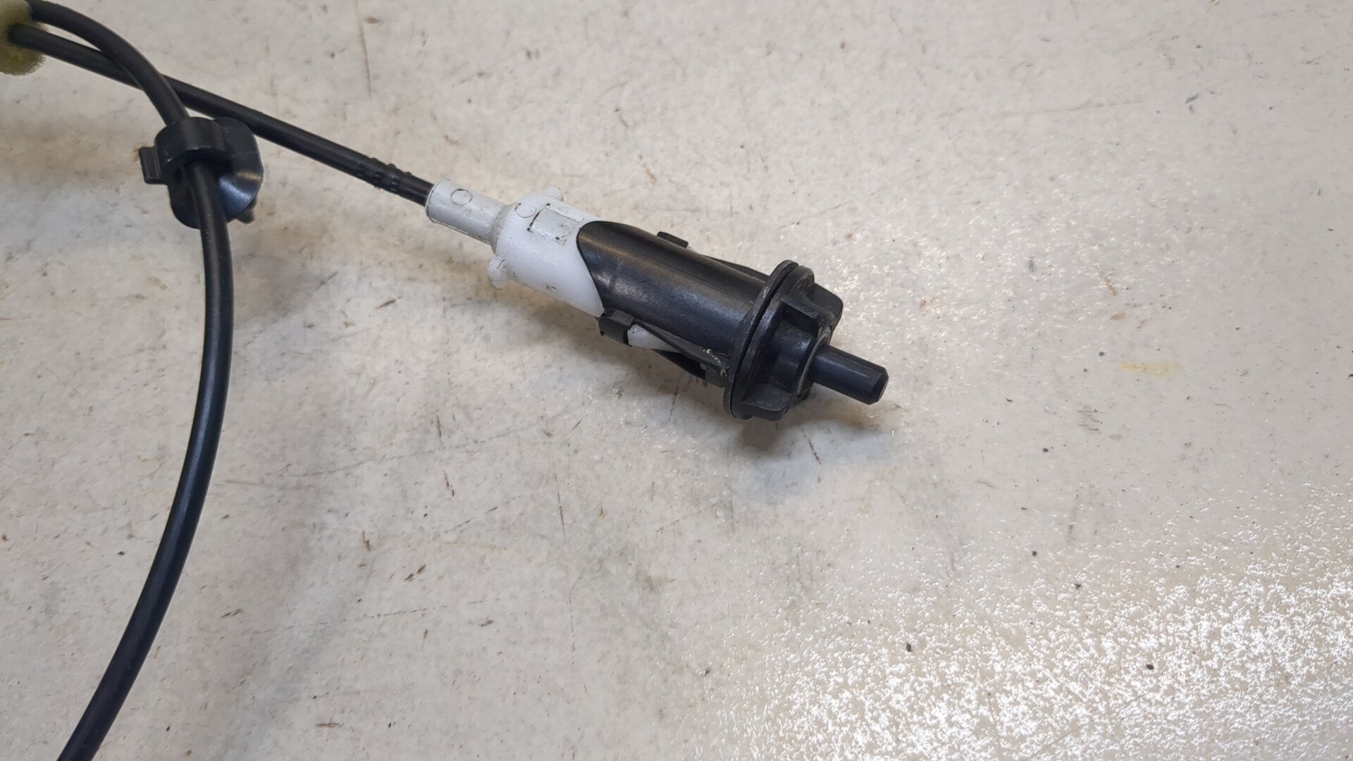 Активатор замка крышки бензобака