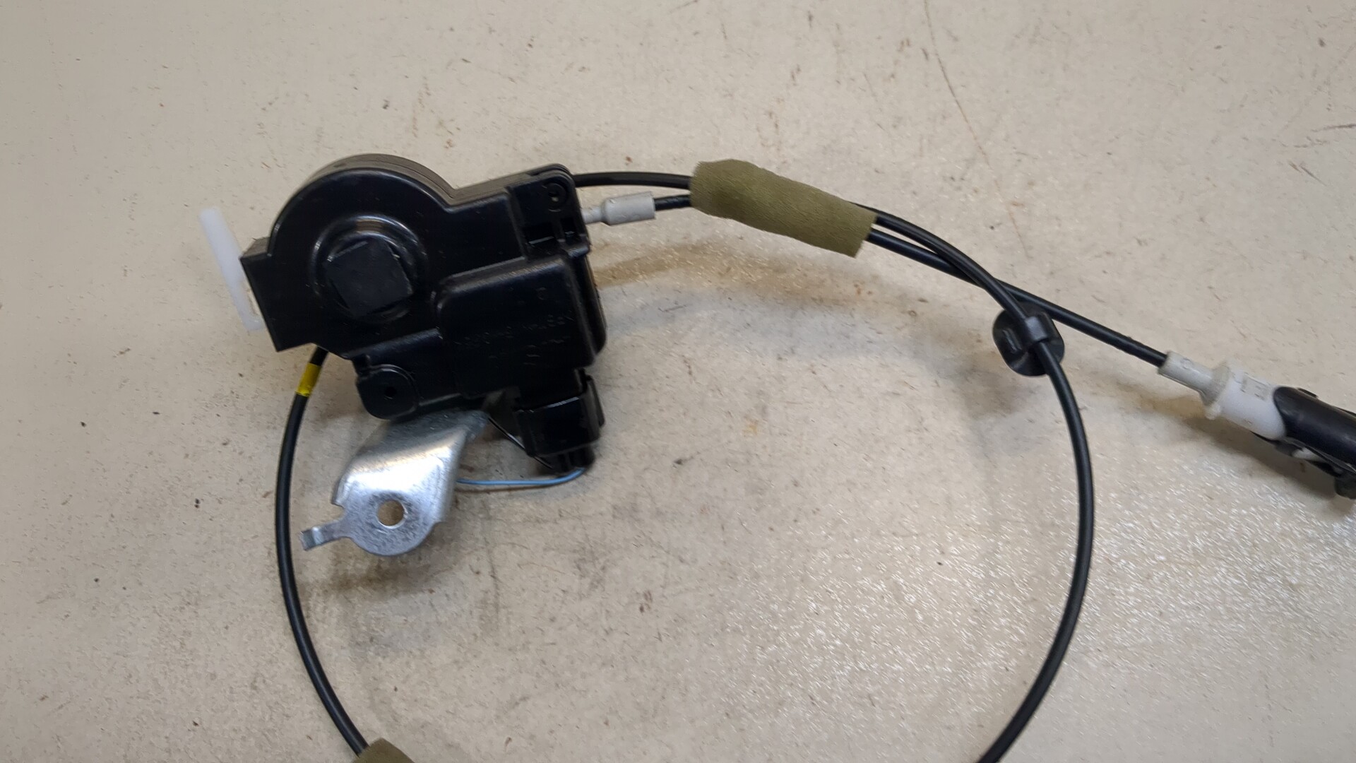 Активатор замка крышки бензобака