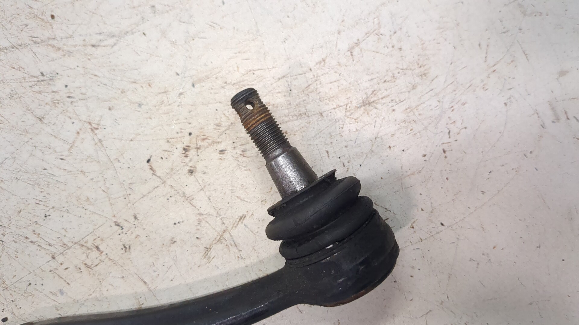 Рычаг передний левый