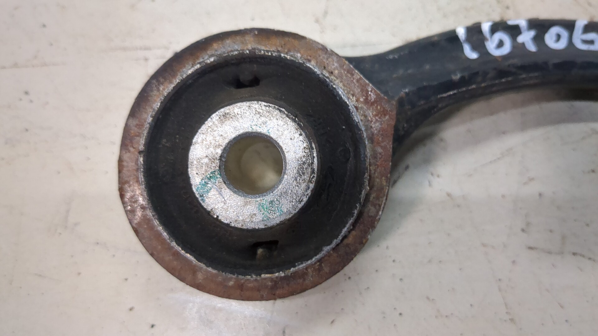 Рычаг передний левый