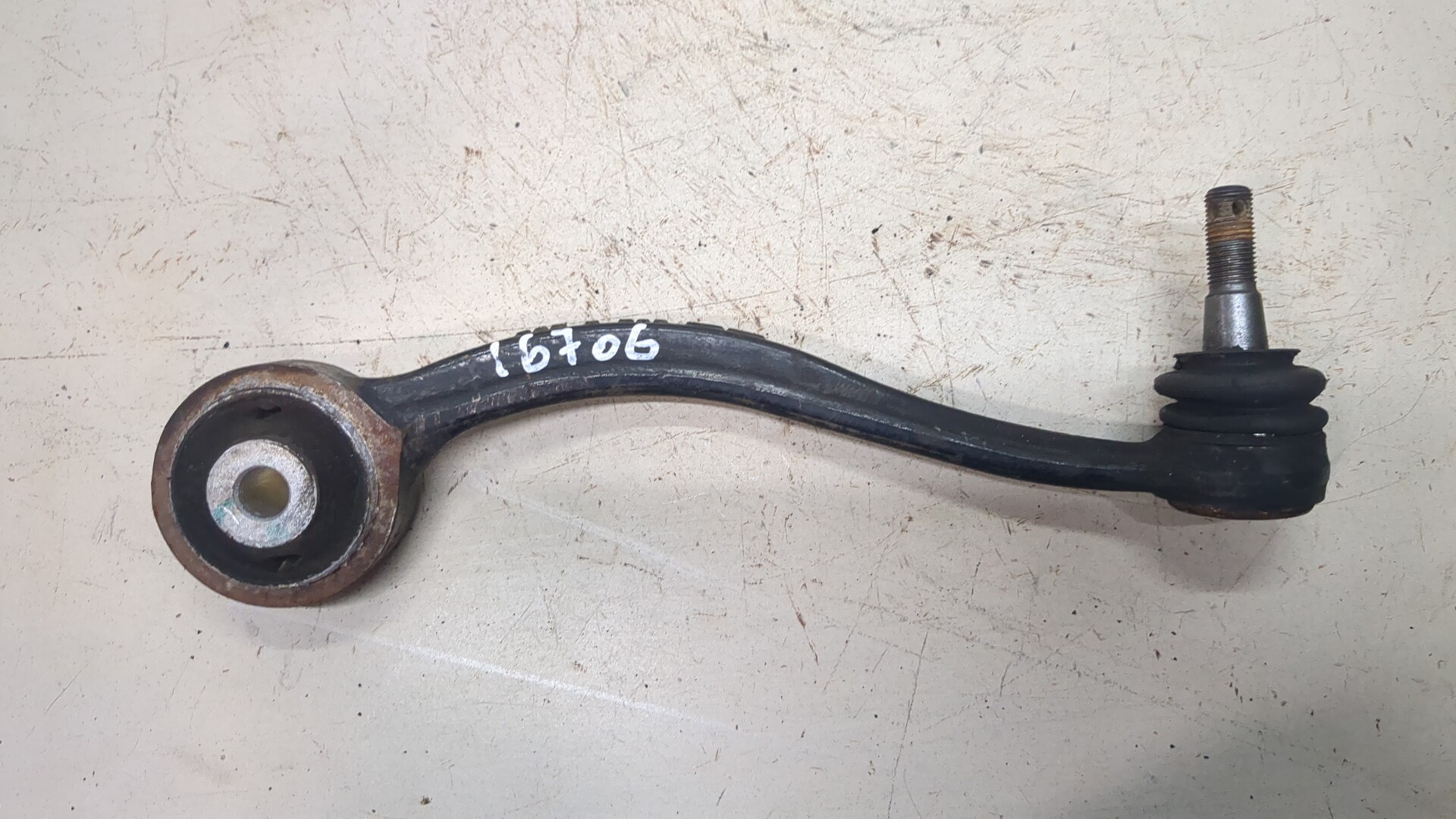 Рычаг передний левый