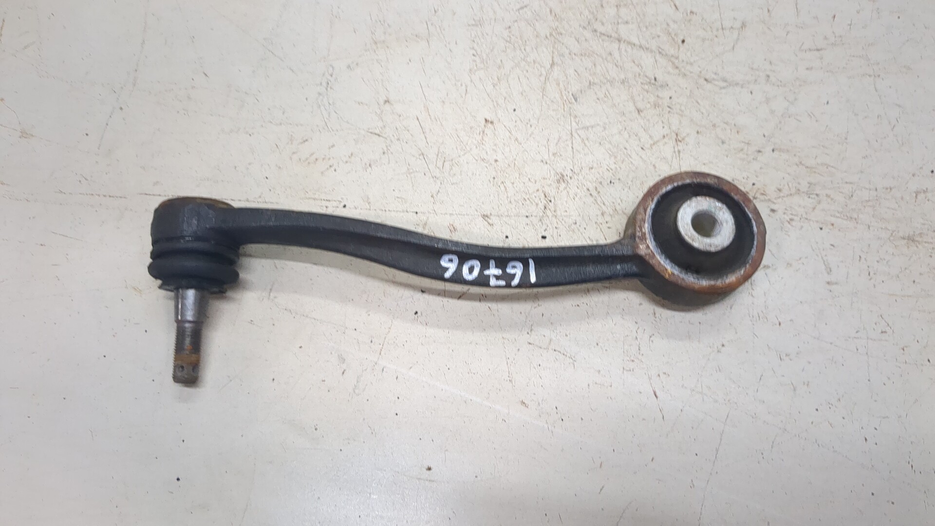 Рычаг передний левый