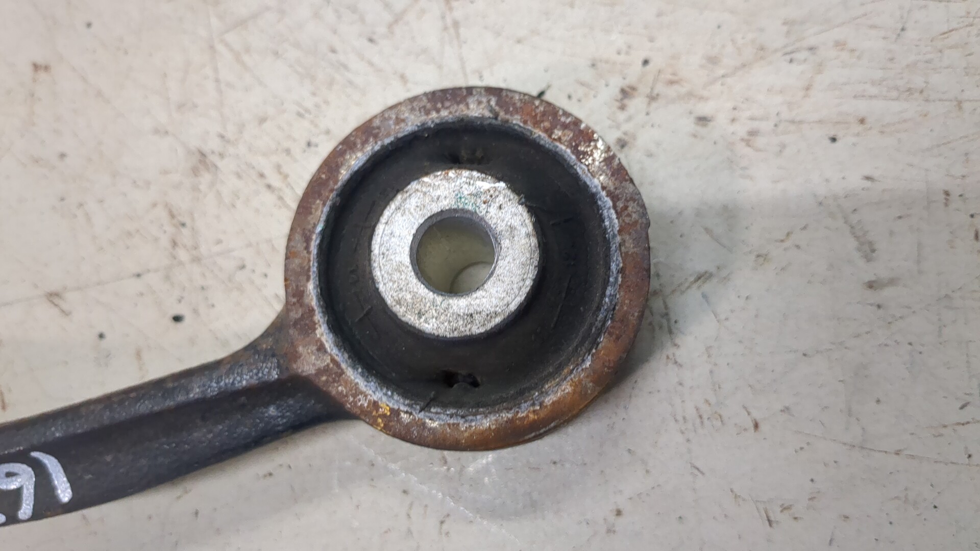 Рычаг передний левый