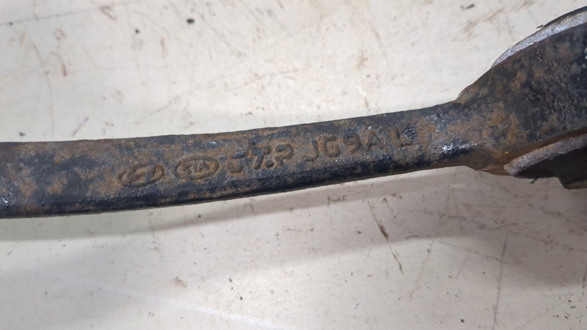 Рычаг передний левый