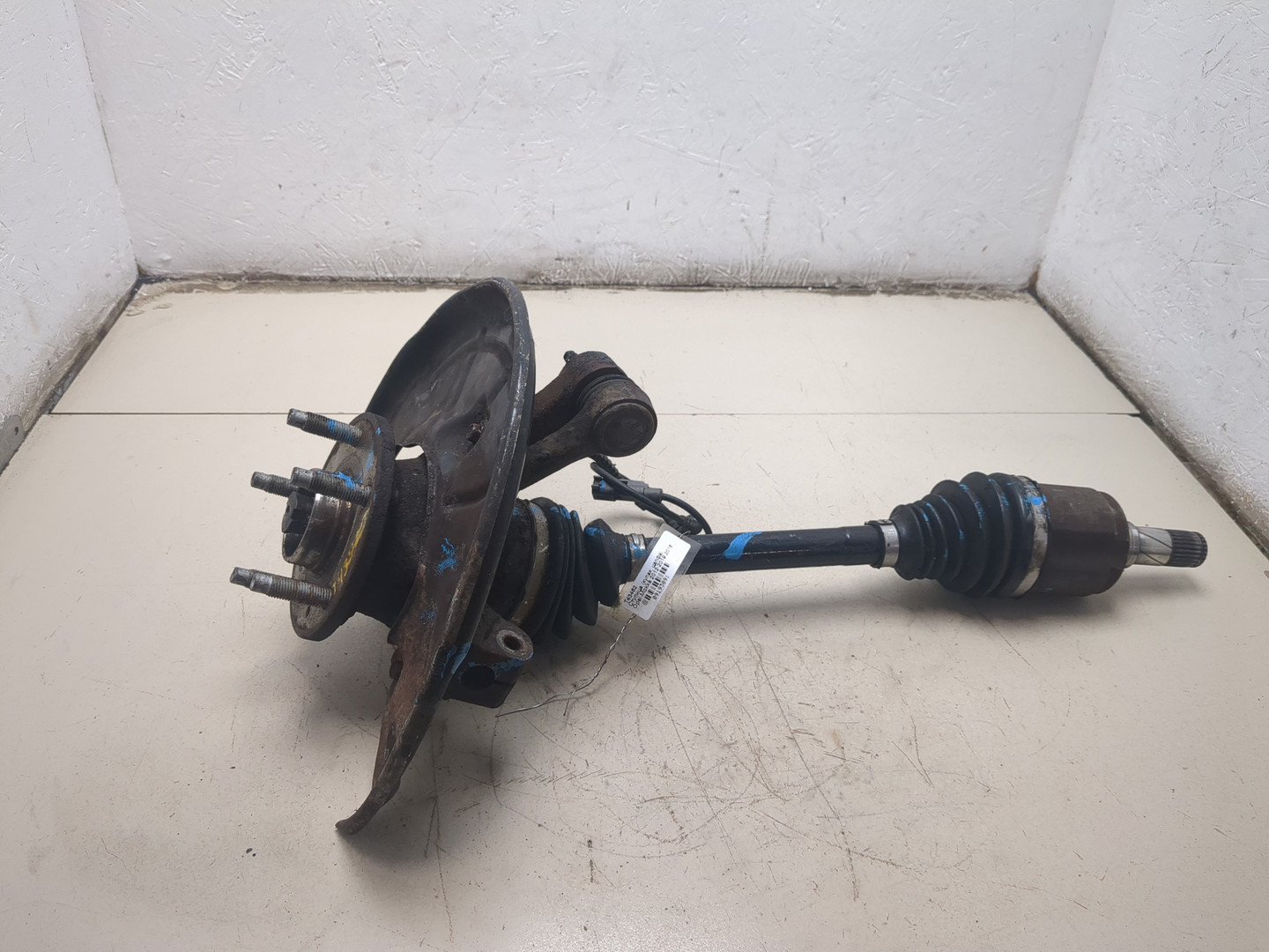 Кулак поворотный передний левый