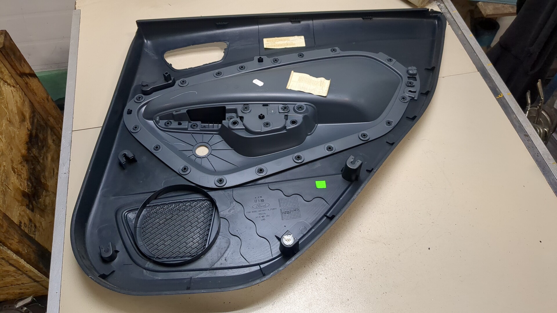 Обшивка двери задней левой