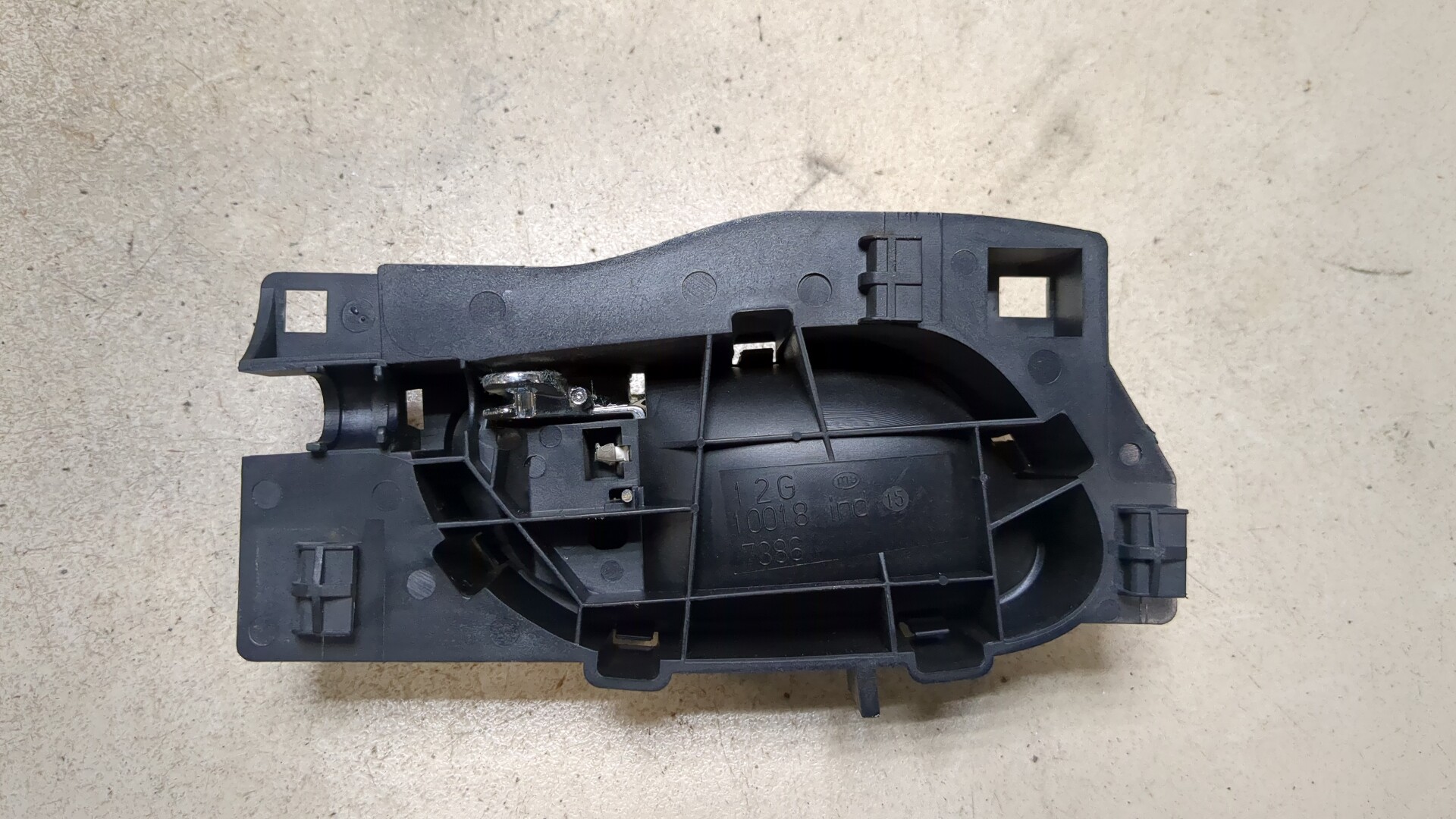 Ручка двери передней внутренняя левая