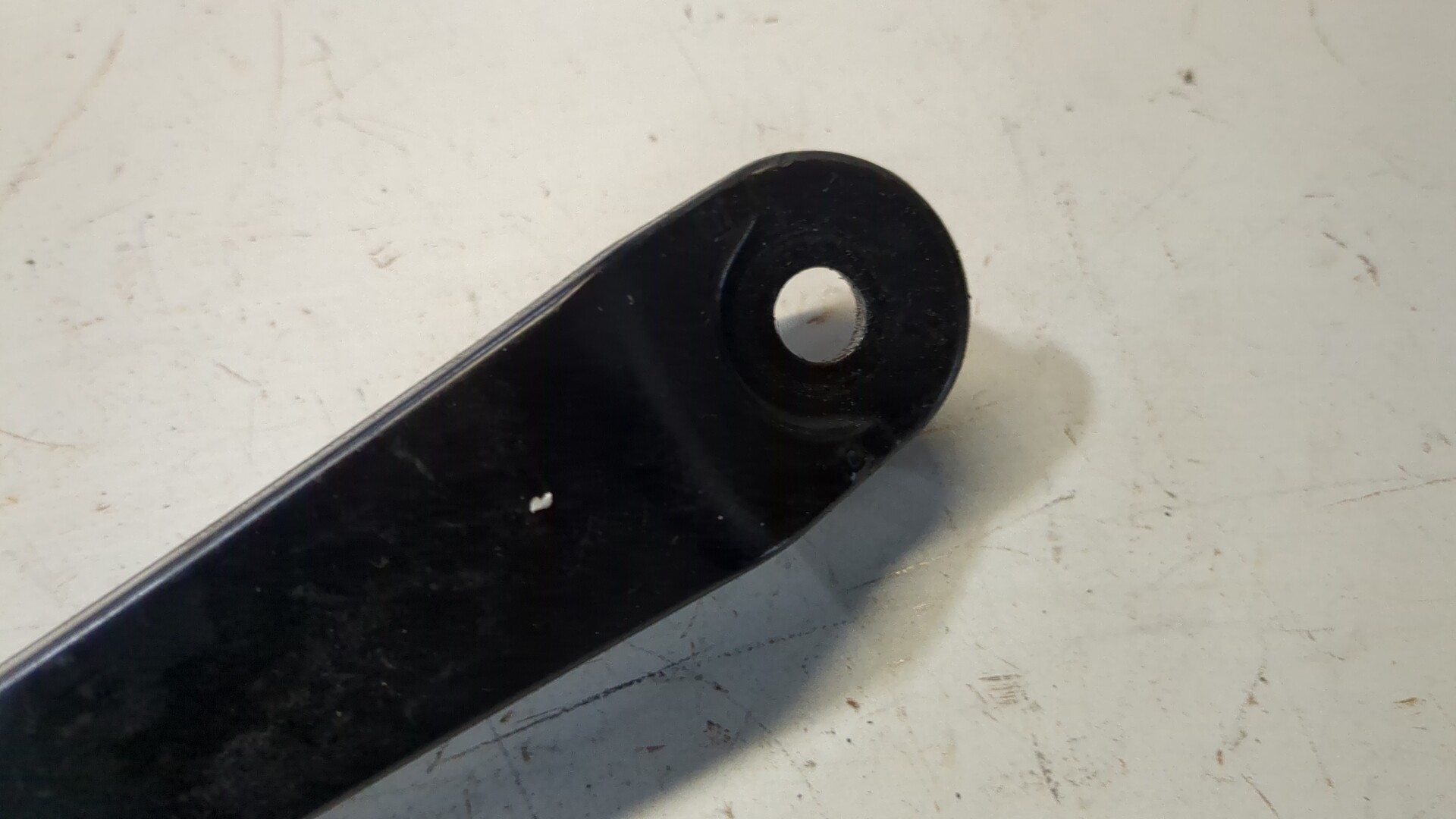 Поводок стеклоочистителя передний правый