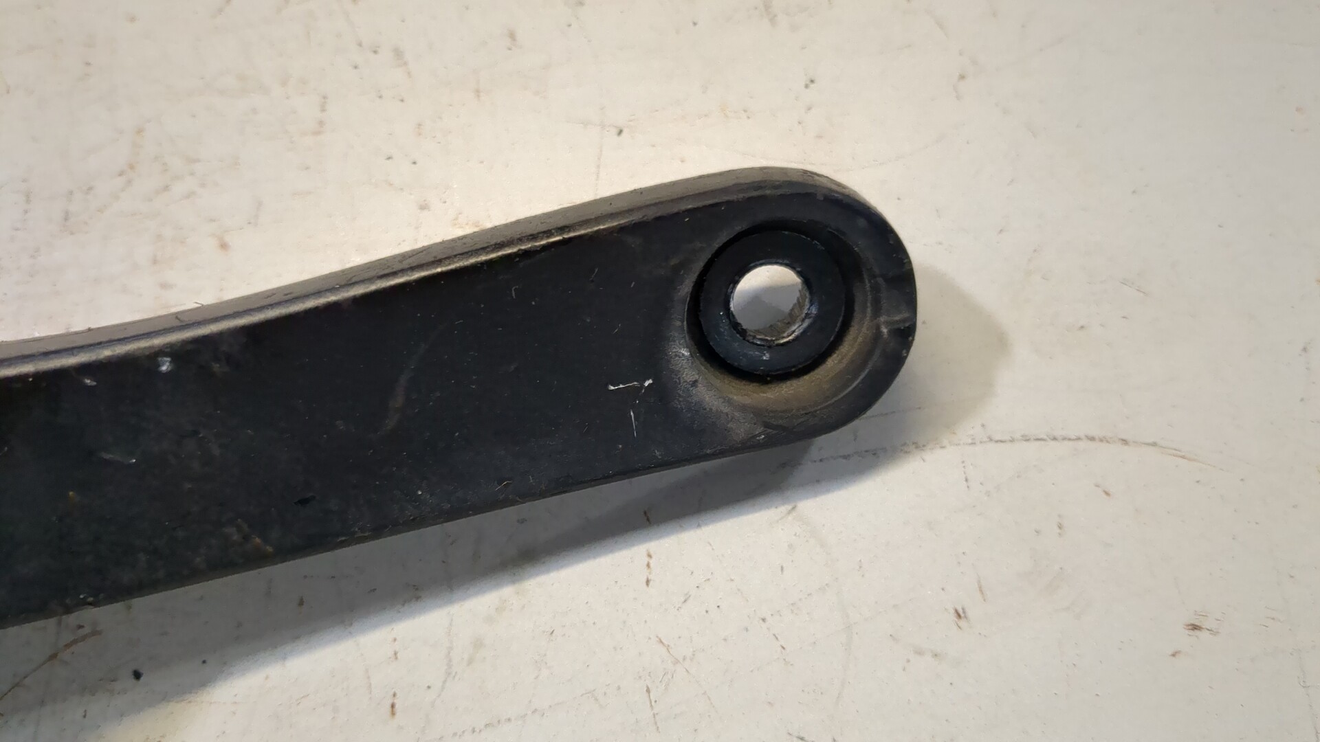 Поводок стеклоочистителя передний правый