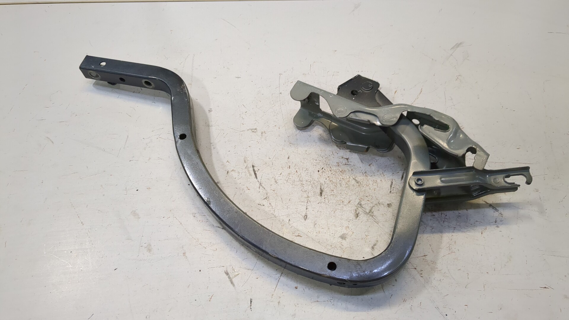 Петля крышки багажника